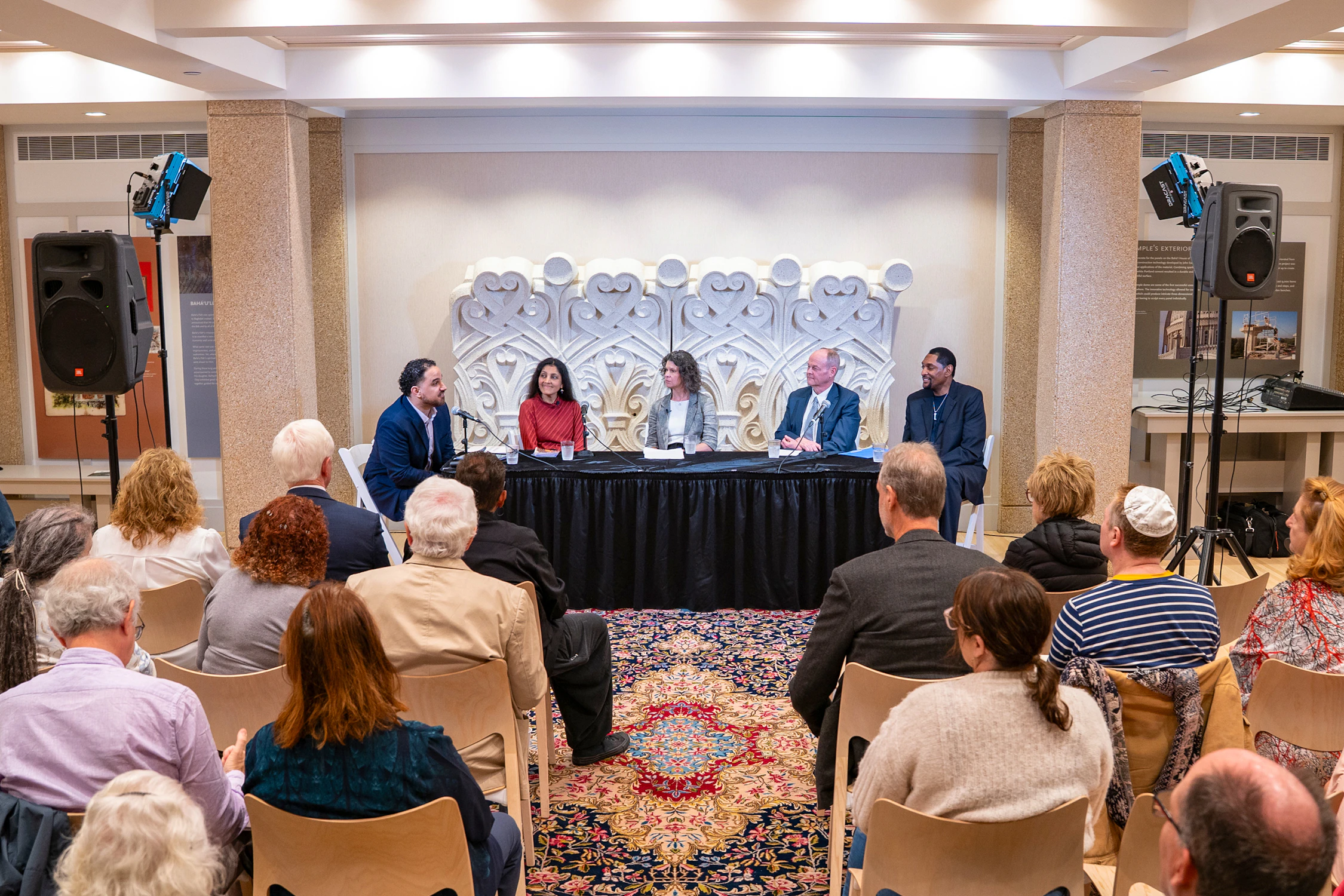 Vue de la table ronde organisée lors du forum de Chicago organisé en mai. De gauche à droite : Mat Cotton, membre du Bureau des affaires publiques des bahá’ís des États-Unis, qui animait la table ronde ; Nayana Shah, physicienne et membre du conseil d’administration du Parlement des religions du monde ; Katie Bringman Baxter, directrice de l’impact et des opérations chez Interfaith America ; Ken Bowers, secrétaire de l’Assemblée spirituelle nationale des bahá’ís des États-Unis ; et le révérend Alvin Bibbs, responsable des relations extérieures à Chicago pour le mouvement One America.
