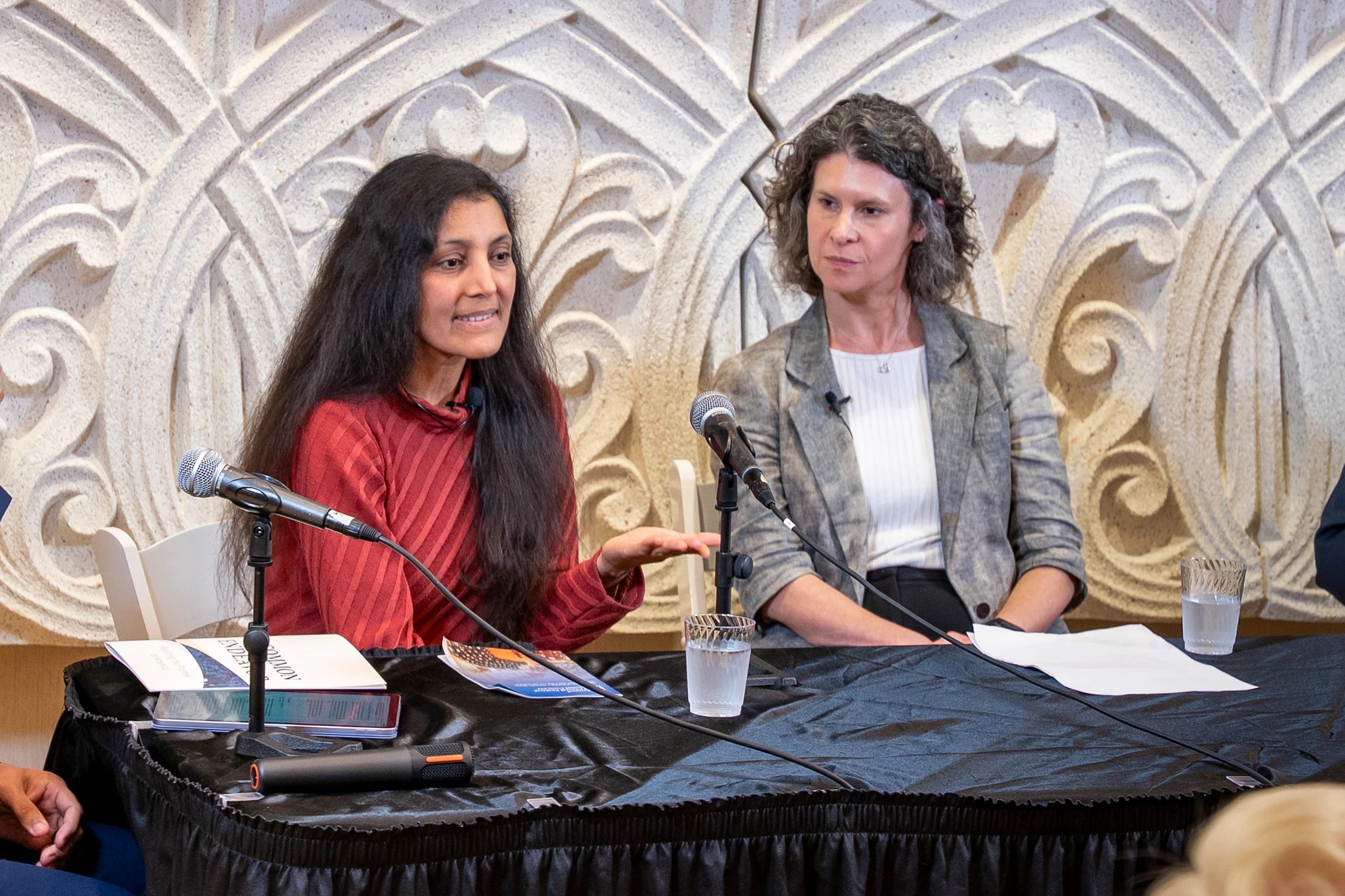 Lors de la table ronde organisée à la maison d’adoration, Mme Shah (à gauche) explique que le renouveau spirituel doit « passer par la pratique », et que « le cœur doit y occuper une place centrale ».