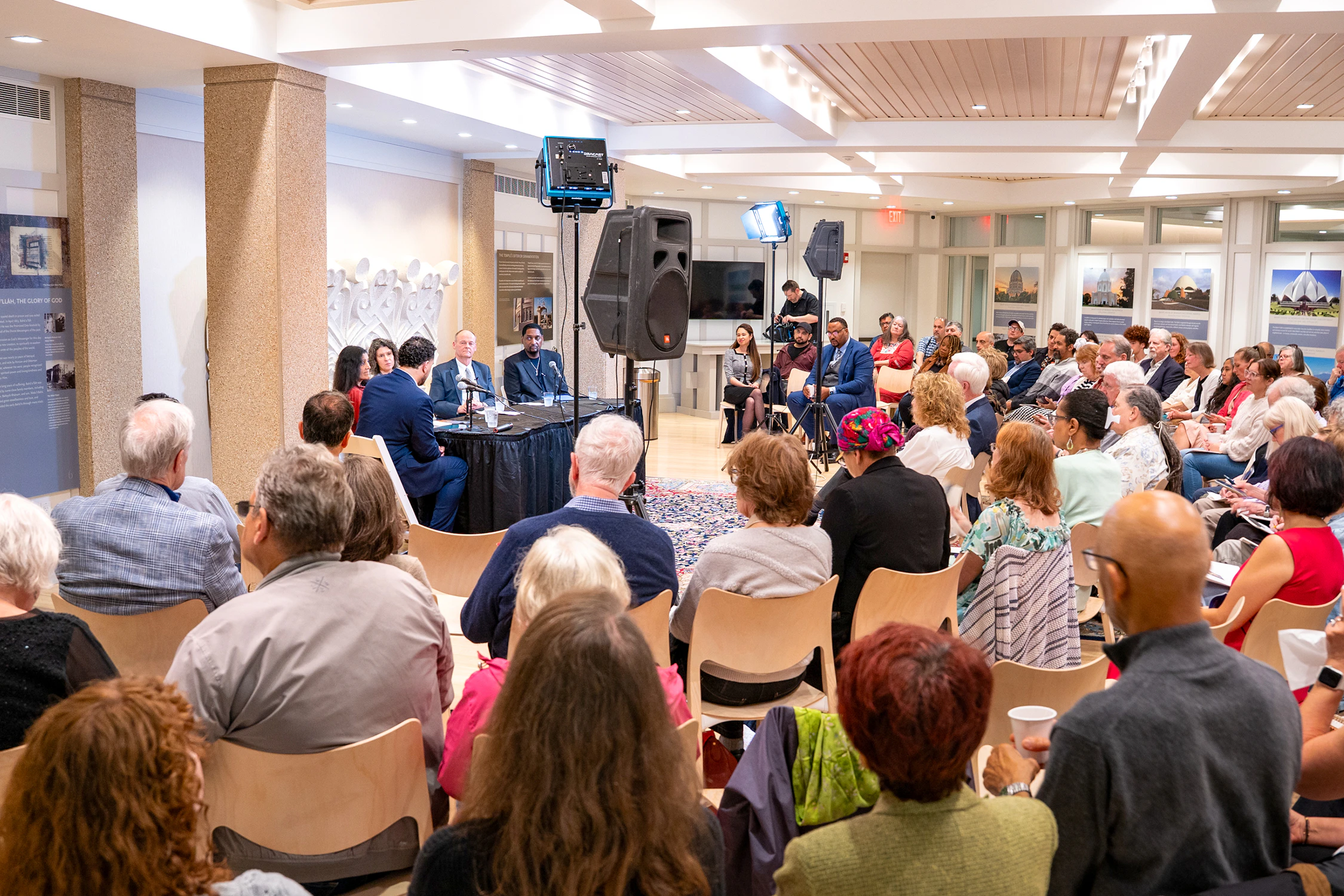 En mai, des responsables religieux et civiques se sont réunis à la maison d’adoration bahá’íe de Wilmette à l’occasion d’un évènement intitulé « Une conversation sur le renouveau spirituel dans la vie de la nation », afin d’étudier le rôle que la religion peut jouer dans l’épanouissement de la vie du pays.