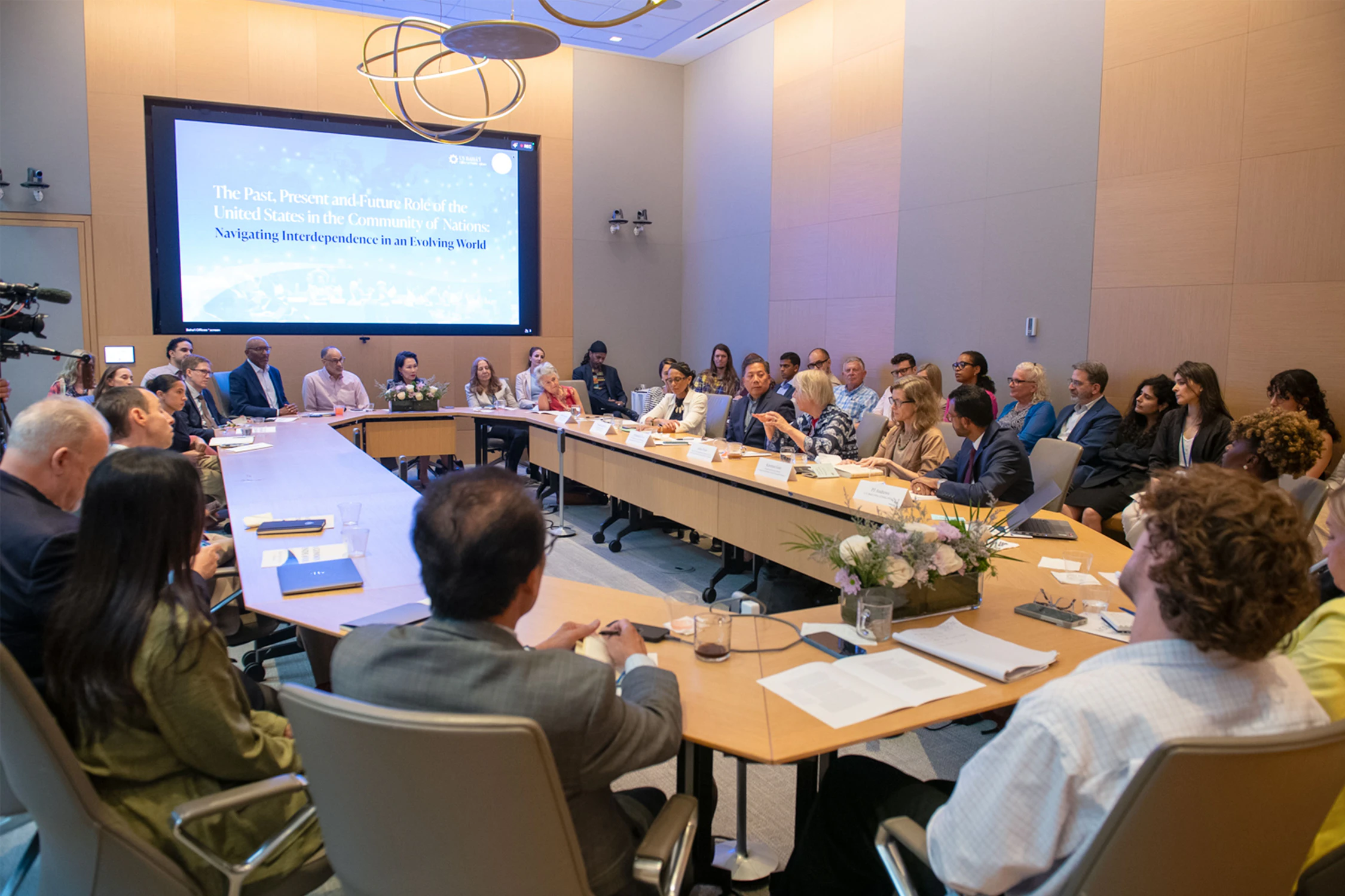 Cet évènement s’inscrivait dans le cadre d’une série de rencontres organisées par le Bureau bahá’í des affaires publiques des États-Unis, inspirés par « Une entreprise commune : Concrétiser la promesse de l’Amérique », un message des bahá’ís des États-Unis à l’occasion du 250e anniversaire de la Déclaration de l’indépendance.