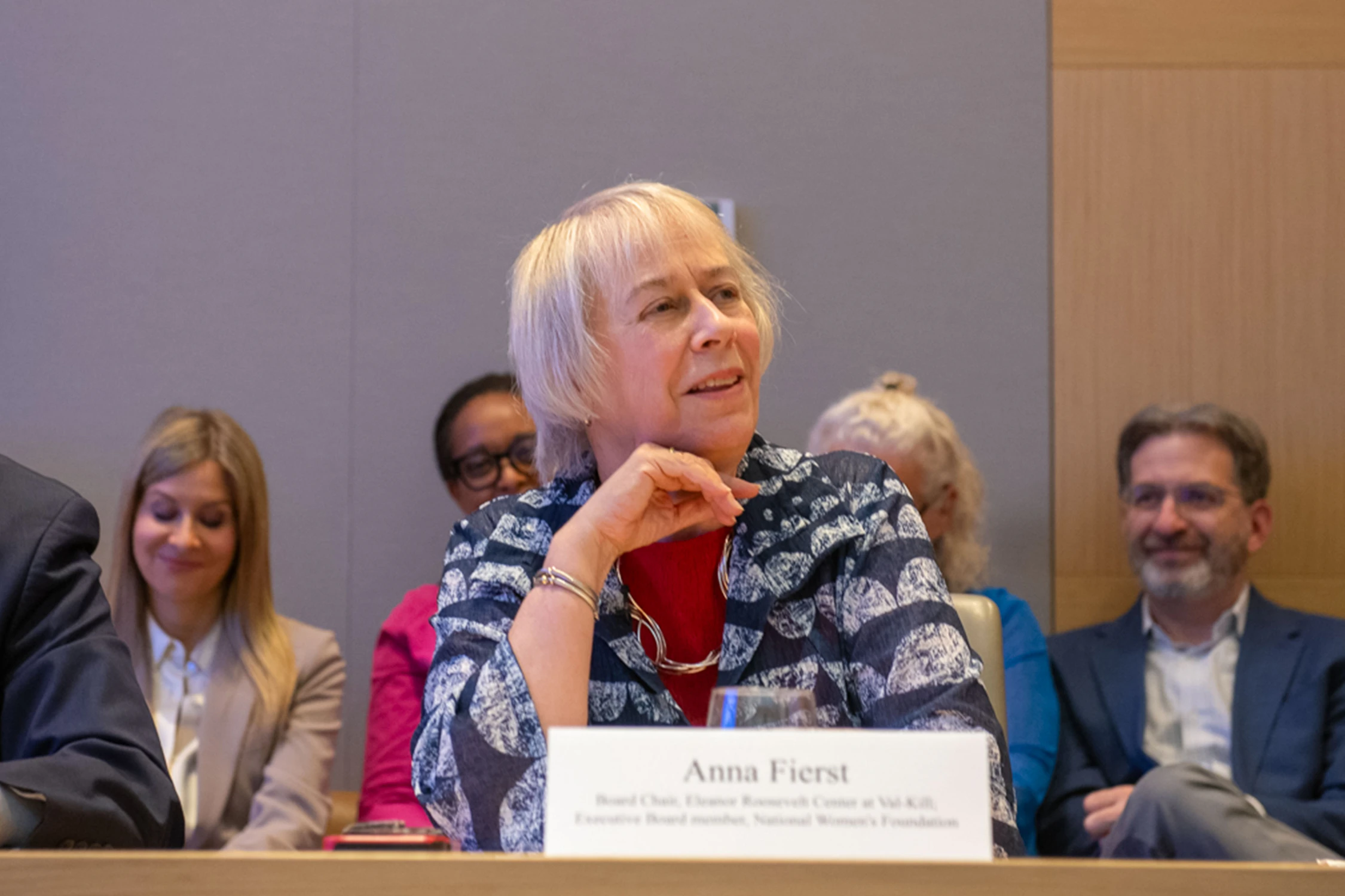 Au cours de la table ronde, Anna Fierst a rappelé les paroles de son arrière-grand-mère, Eleanor Roosevelt : « Où, après tout, commencent les droits humains universels ? Dans les endroits modestes, près de chez soi – si proches et si modestes qu’ils ne figurent sur aucune carte du monde. Pourtant, ils constituent l’univers de chaque individu… Si ces droits n’ont pas de sens à cet échelle-là, ils n’ont guère de sens nulle part ailleurs. »