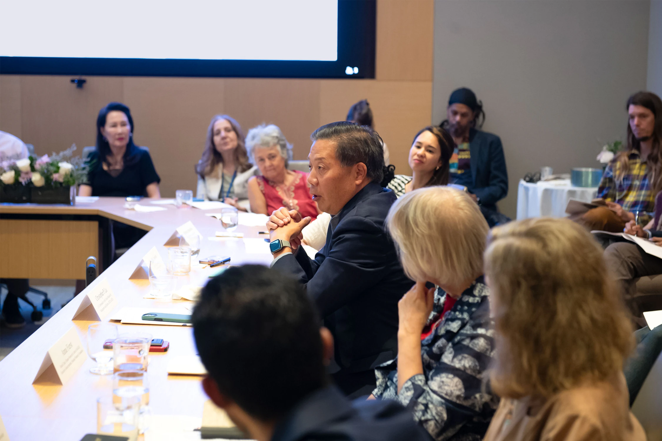 Christopher Lu (au centre), qui a occupé le poste d’ambassadeur des États-Unis auprès des Nations unies chargé de la gestion et de la réforme, a déclaré que l’effort visant à former ce que la Constitution américaine appelle « une union plus parfaite » est un processus continu et non achevé, et que les principes sur lesquels il repose n’offrent aucune garantie en soi. La liberté et l’égalité « ne s’imposent pas d’elles-mêmes, a-t-il affirmé. Il appartient à chaque génération de les faire siennes et de les faire progresser. »