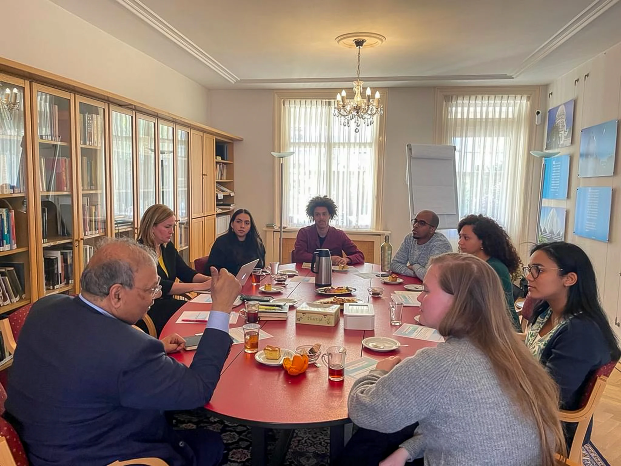Vue d’une table ronde organisée en collaboration avec le Coordinateur national néerlandais contre la discrimination et le racisme, en présence de jeunes participants.