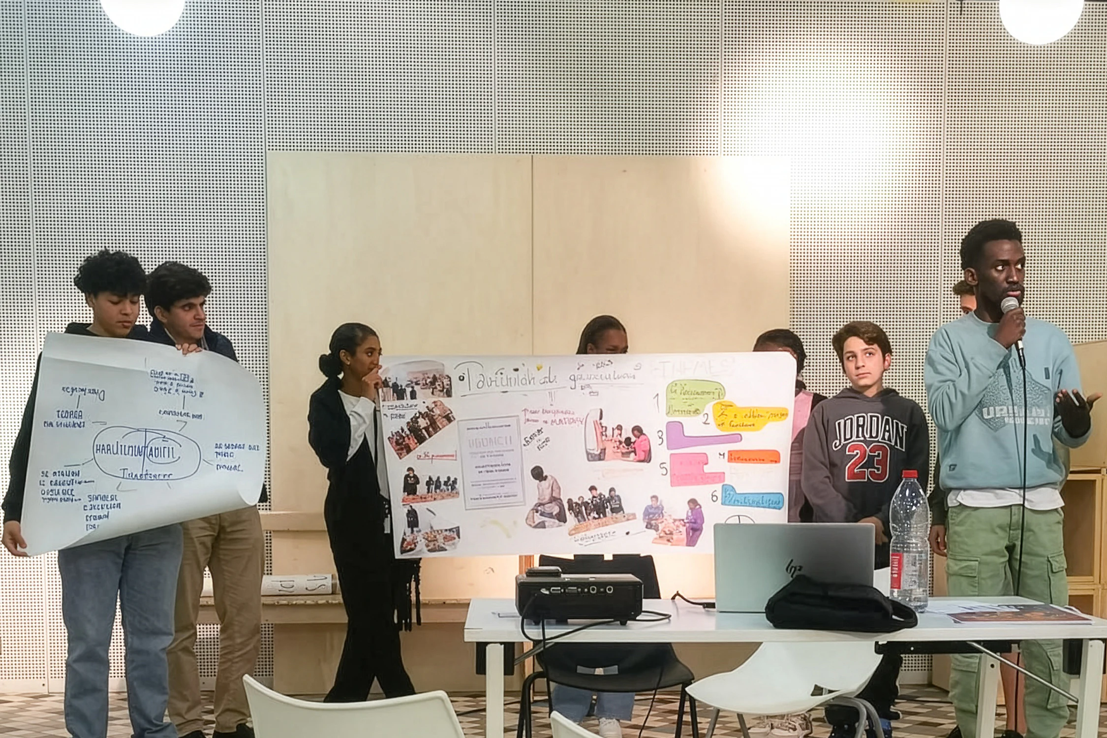 Des jeunes qui réfléchissent aux initiatives de développement de communautés dans leur quartier.