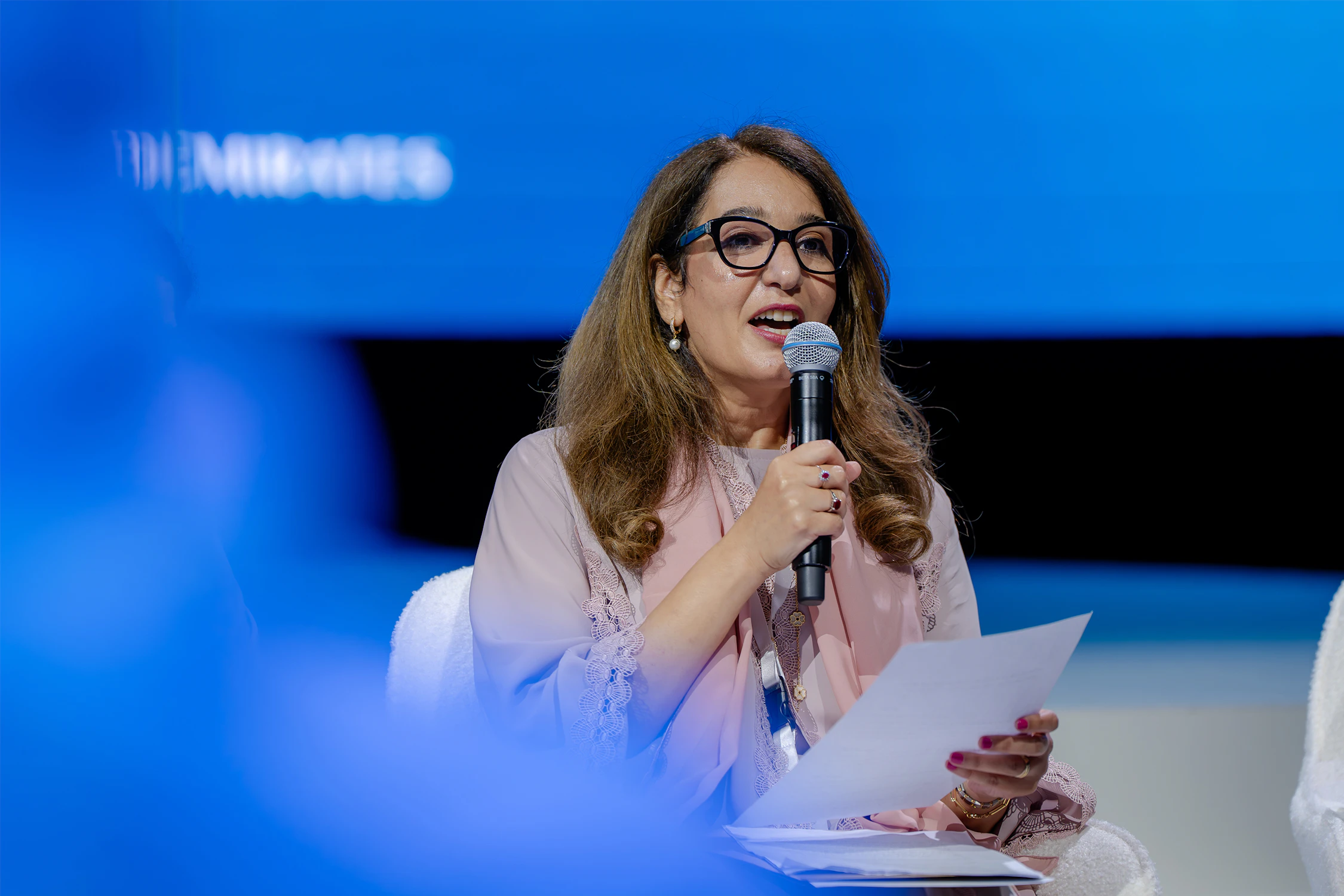 Roeia Thabet, membre du Bureau bahá’í des affaires publiques des Émirats arabes unis, a prononcé le discours d’ouverture en tant que modératrice lors d’une des sessions de la conférence intitulée « La famille à l’ère numérique : Former des personnes compétentes, responsables et ouvertes aux autres comme fondement de la coexistence ».