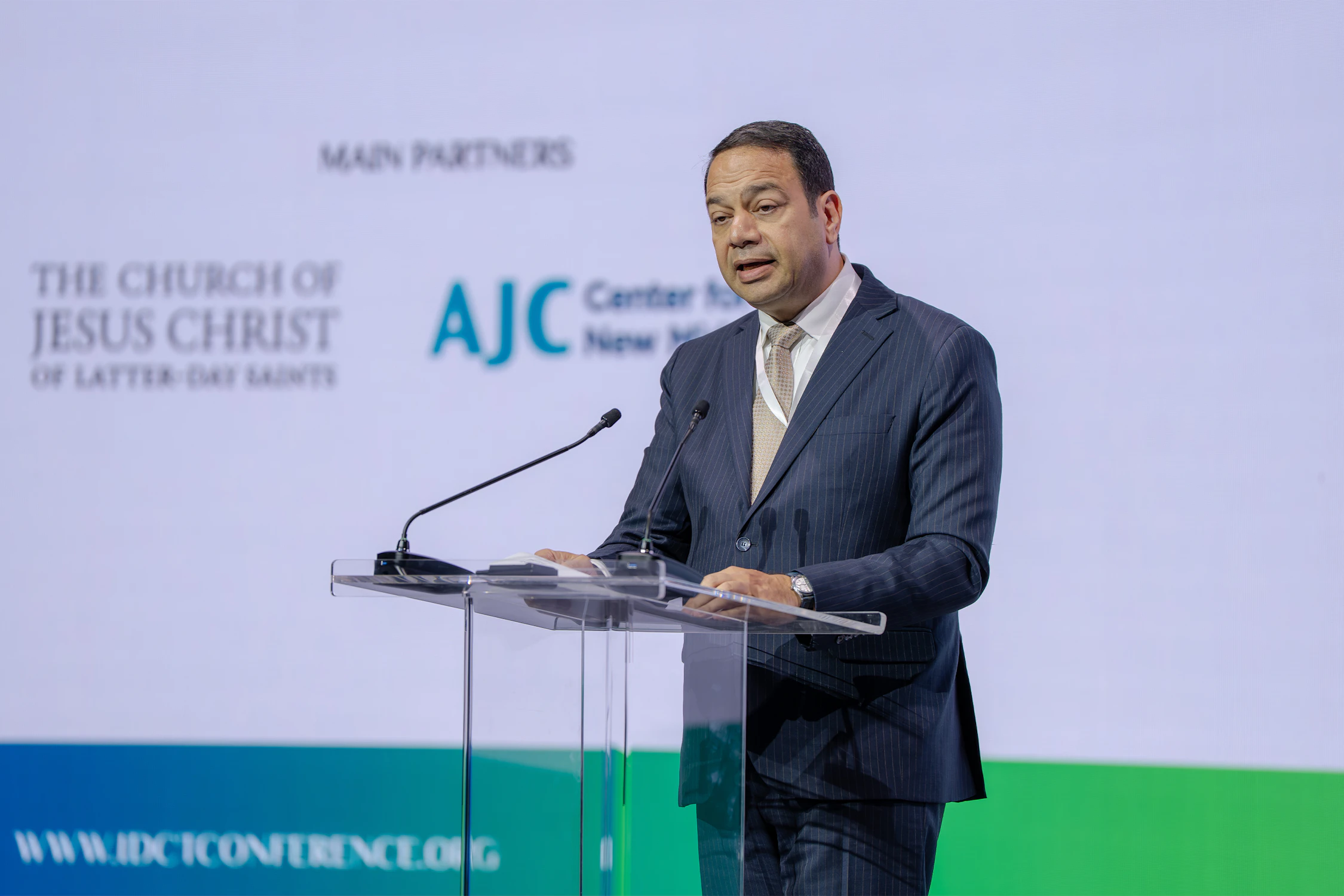 Hatem El-Hady, un représentant du Bureau du Caire de la BIC, a prononcé le discours d’ouverture de la table ronde sur le thème « La famille à l’ère numérique : Former des personnes compétentes, responsables et ouvertes aux autres comme fondement de la coexistence ».
