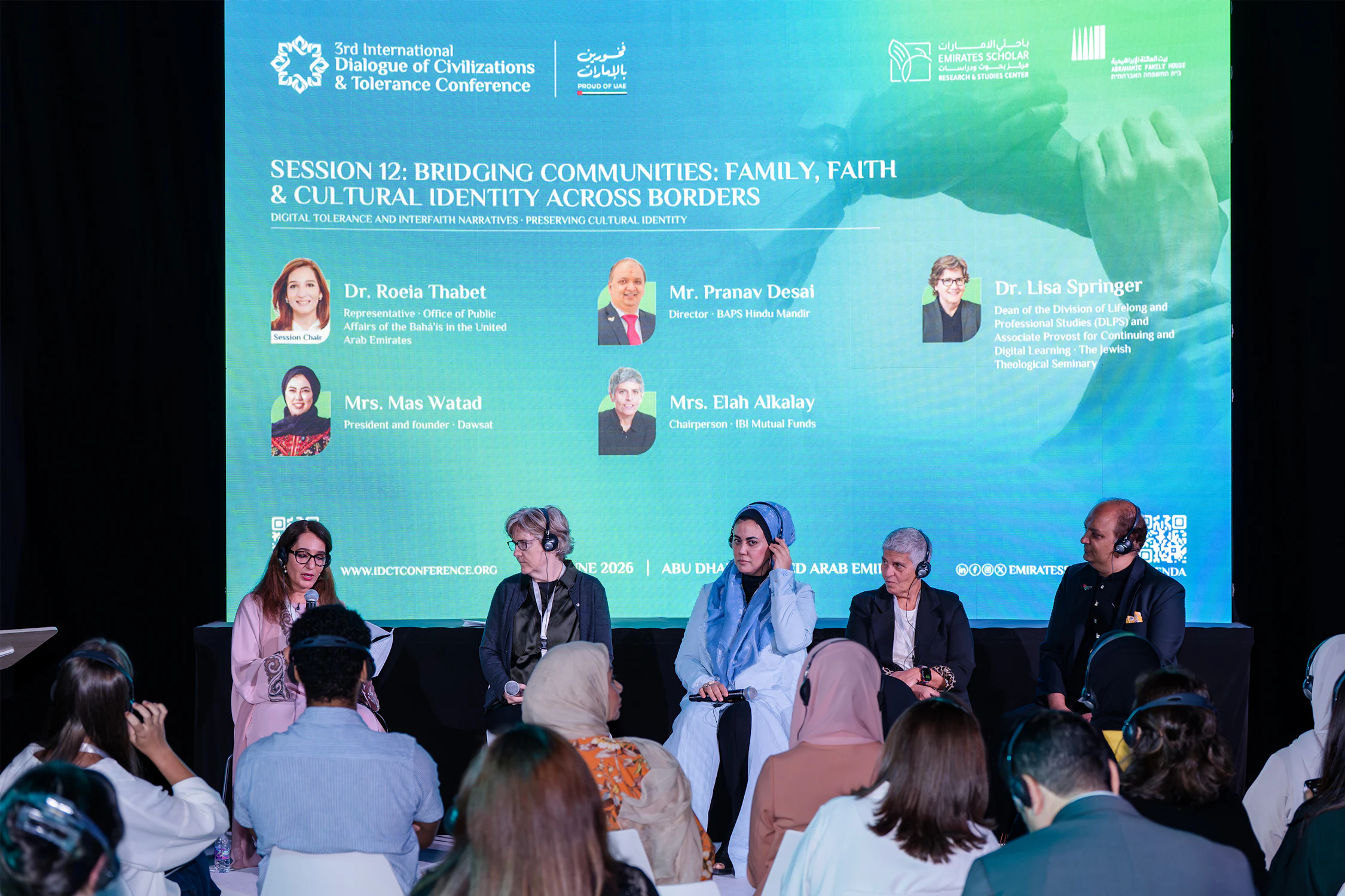 Roeia Thabet (à gauche), membre du Bureau bahá’í des affaires publiques des Émirats arabes unis, a animé la session intitulée « Tisser des liens entre les communautés : Famille, foi et identité culturelle au-delà des frontières ».