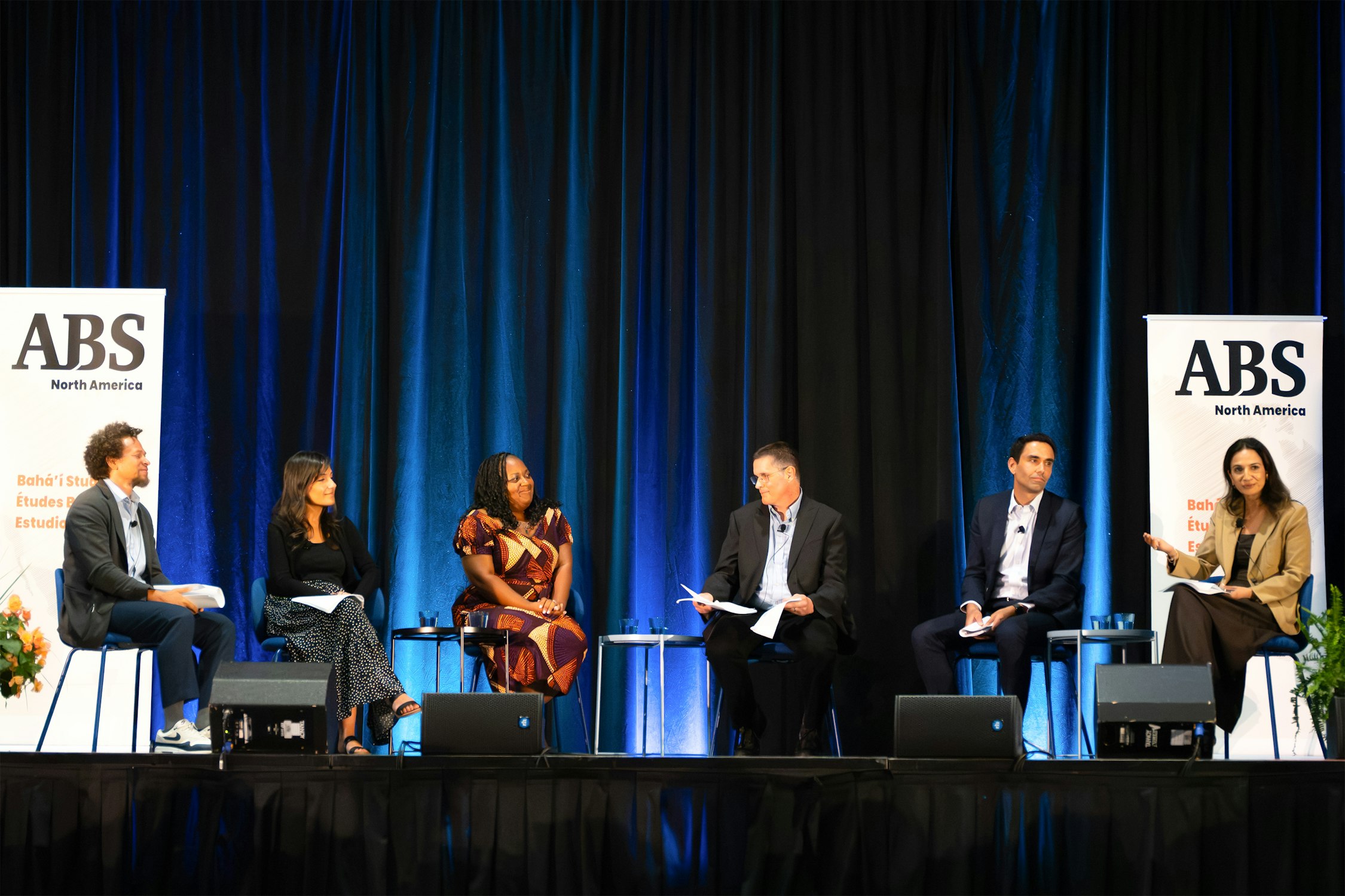 La table ronde intitulée « Cultiver un écosystème d’apprentissage : Cinquante ans de l’Association pour les études bahá’íes » s’est tenue le premier jour du congrès. De gauche à droite : Derik Smith, Mariam Ashtiani, Jasmine Miller Kleinhenz, Todd Smith, Andres Shahidinejad et Shabnam Koirala-Azad, membres du comité exécutif de l’ABS.