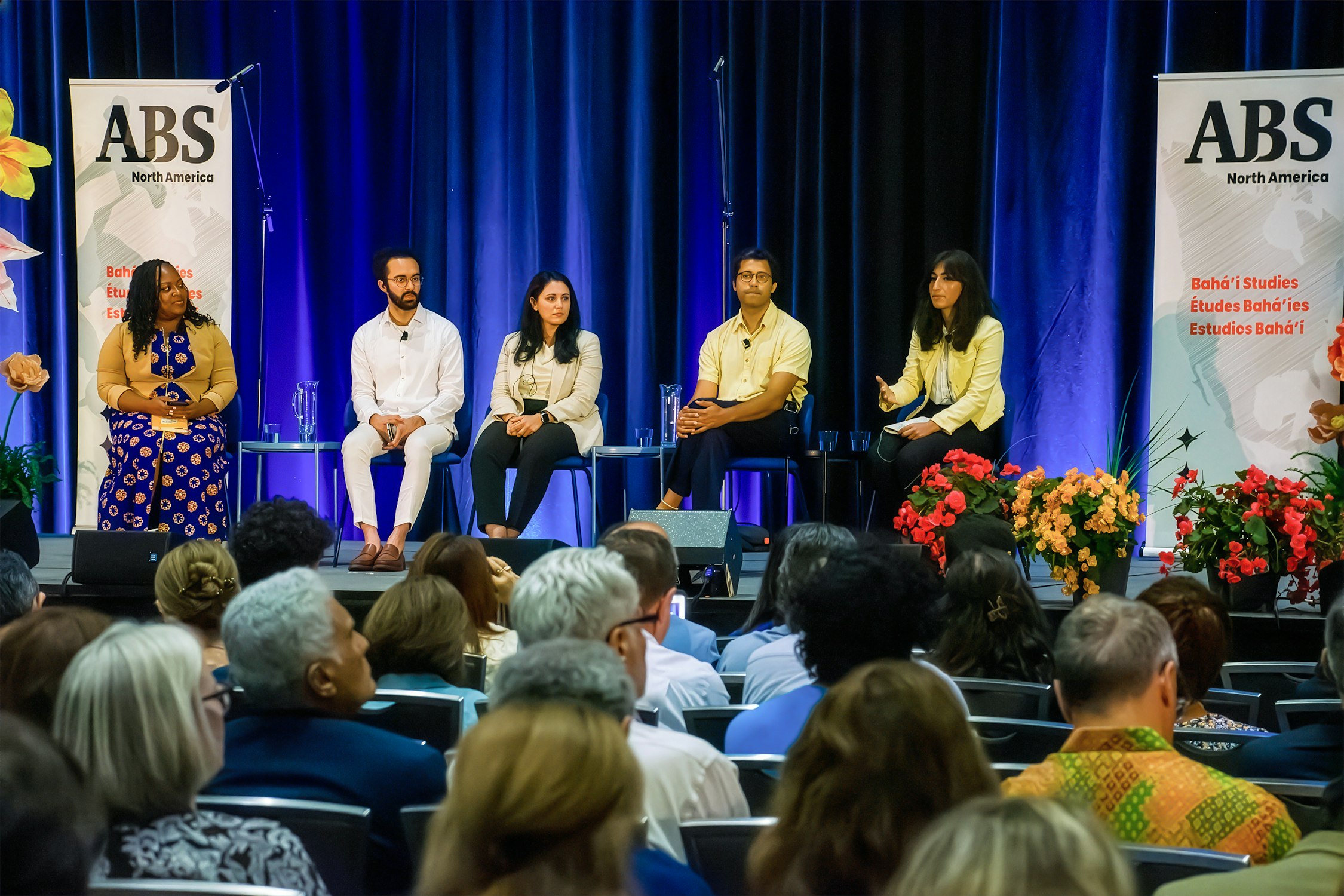 Une table ronde, intitulée « Cultiver la vie intellectuelle : Contribuer au discours dans les sciences biologiques », a été organisée le dernier jour du congrès. De gauche à droite : Jasmine Miller-Kleinhenz, maître de conférences en santé publique au Centre médical de l’université du Mississippi ; Bayan Toloubadei, scientifique biomédicale et spécialiste des technologies ; Tara Raam, neuroscientifique et chercheuse postdoctorale ; Sujaya Neupane, neuroscientifique et chercheuse postdoctorale ; et Yasmine Ayman, doctorante en neurosciences à l’université d’Harvard.
