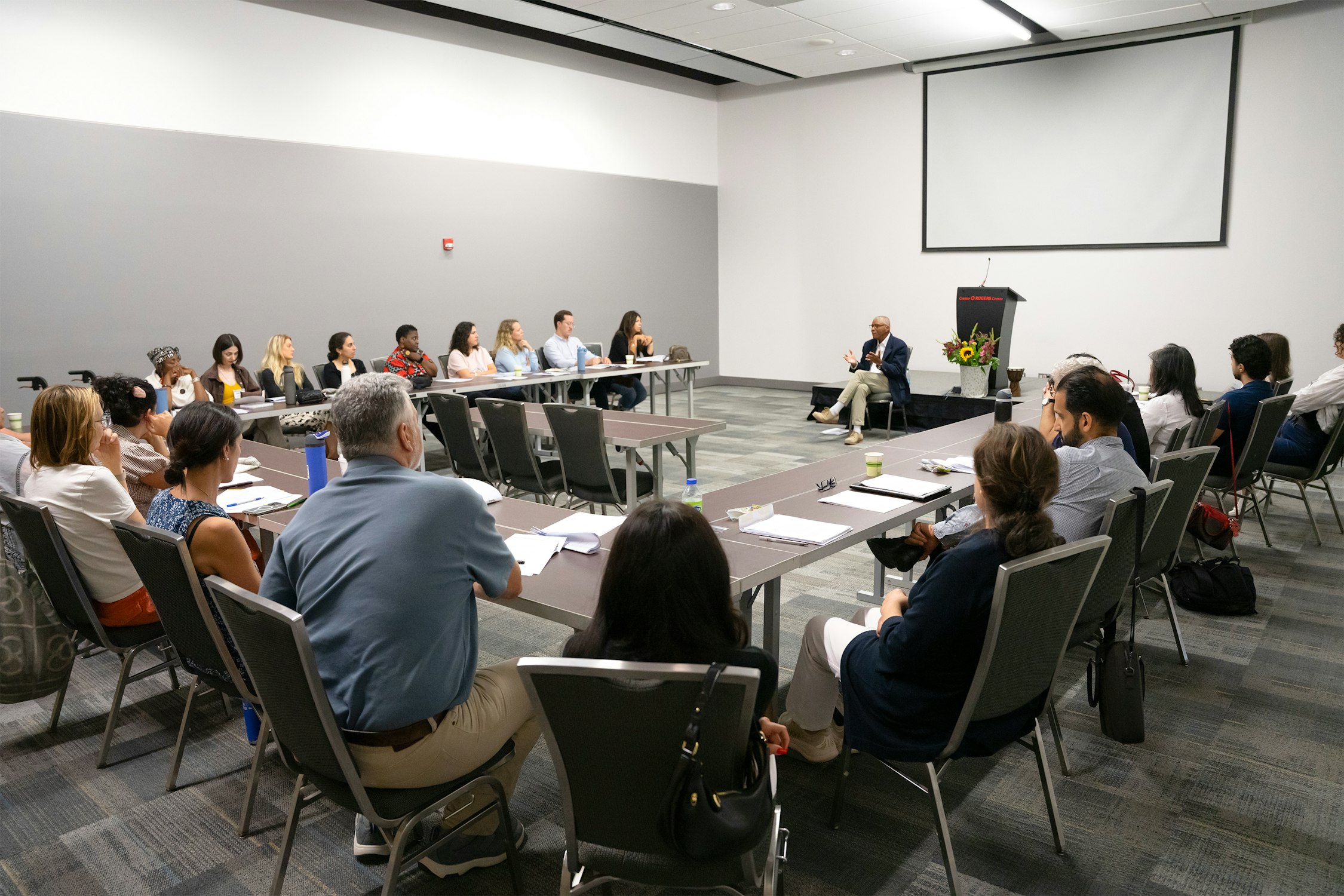 Des participants prennent part à une discussion lors d’un des séminaires thématiques du congrès.