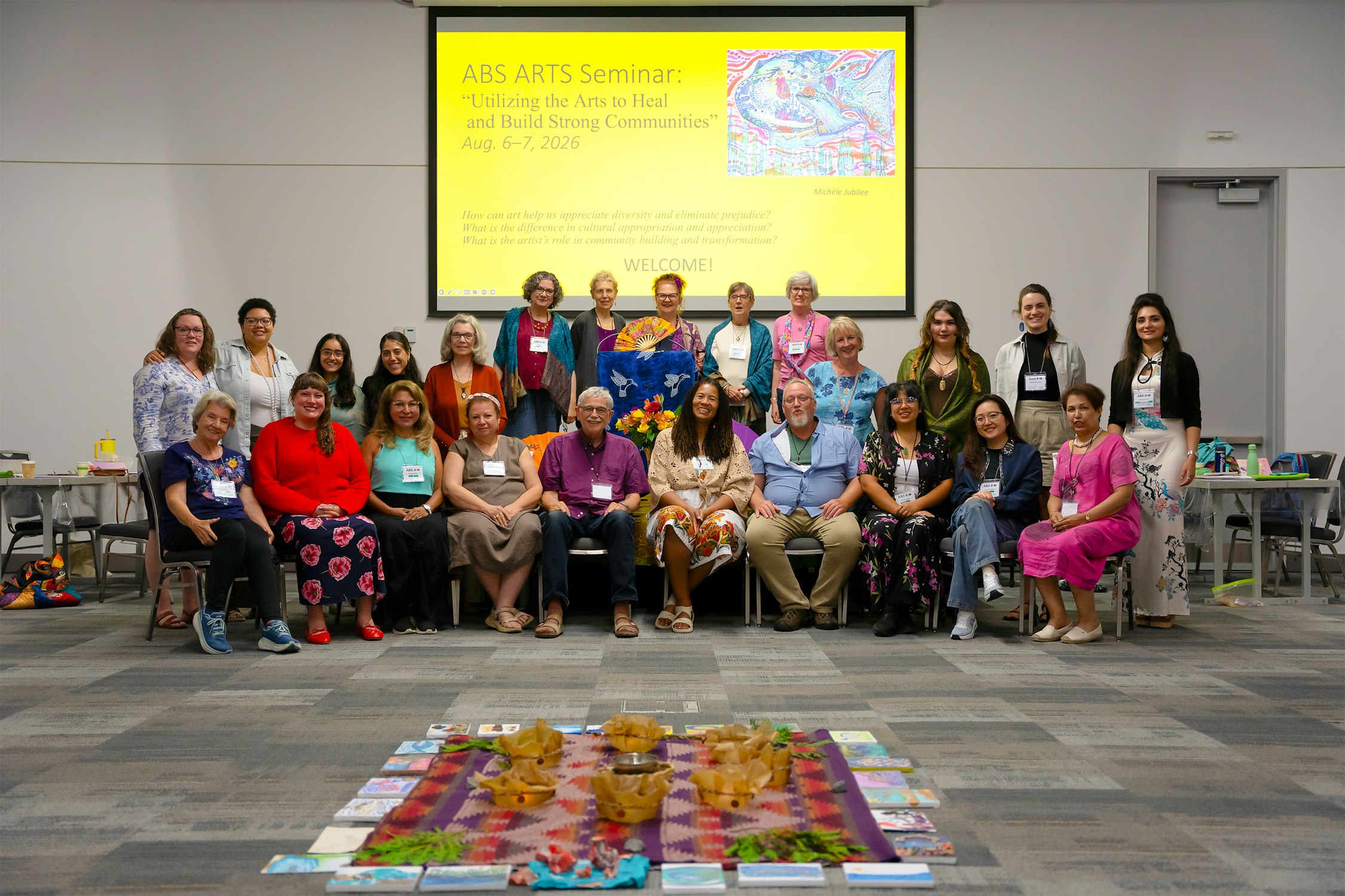 Les participants au séminaire « Utiliser les arts pour guérir et bâtir des communautés fortes » réunis pour une photo de groupe.