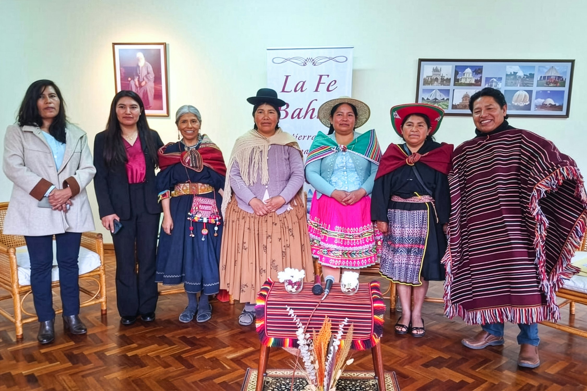 Vue du panel lors de l’évènement « Les femmes autochtones comme bâtisseuses de paix et de développement », organisé par le Bureau bahá’í des affaires extérieures en Bolivie.