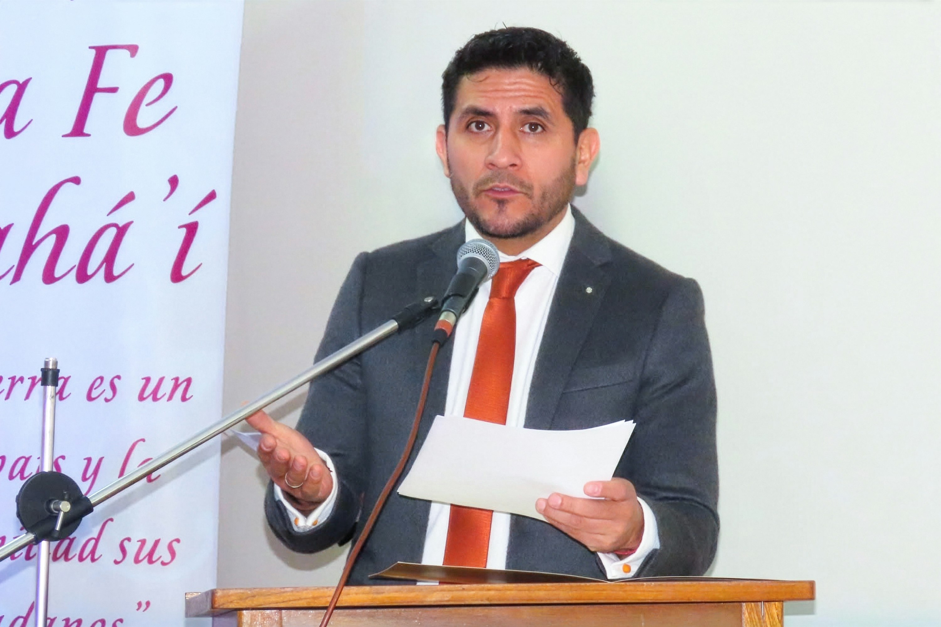Lors d’un entretien avec le News Service, Luis Quiroz, secrétaire de l’Assemblée spirituelle nationale bahá’íe, a expliqué que tisser un nouveau tissu social exigeait une certaine humilité et la volonté de mettre de côté ses idées préconçues plutôt que de se contenter de les défendre. « Nous prenons un peu de recul par rapport à nos propres conceptions, a-t-il précisé, afin d’élargir nos horizons ».