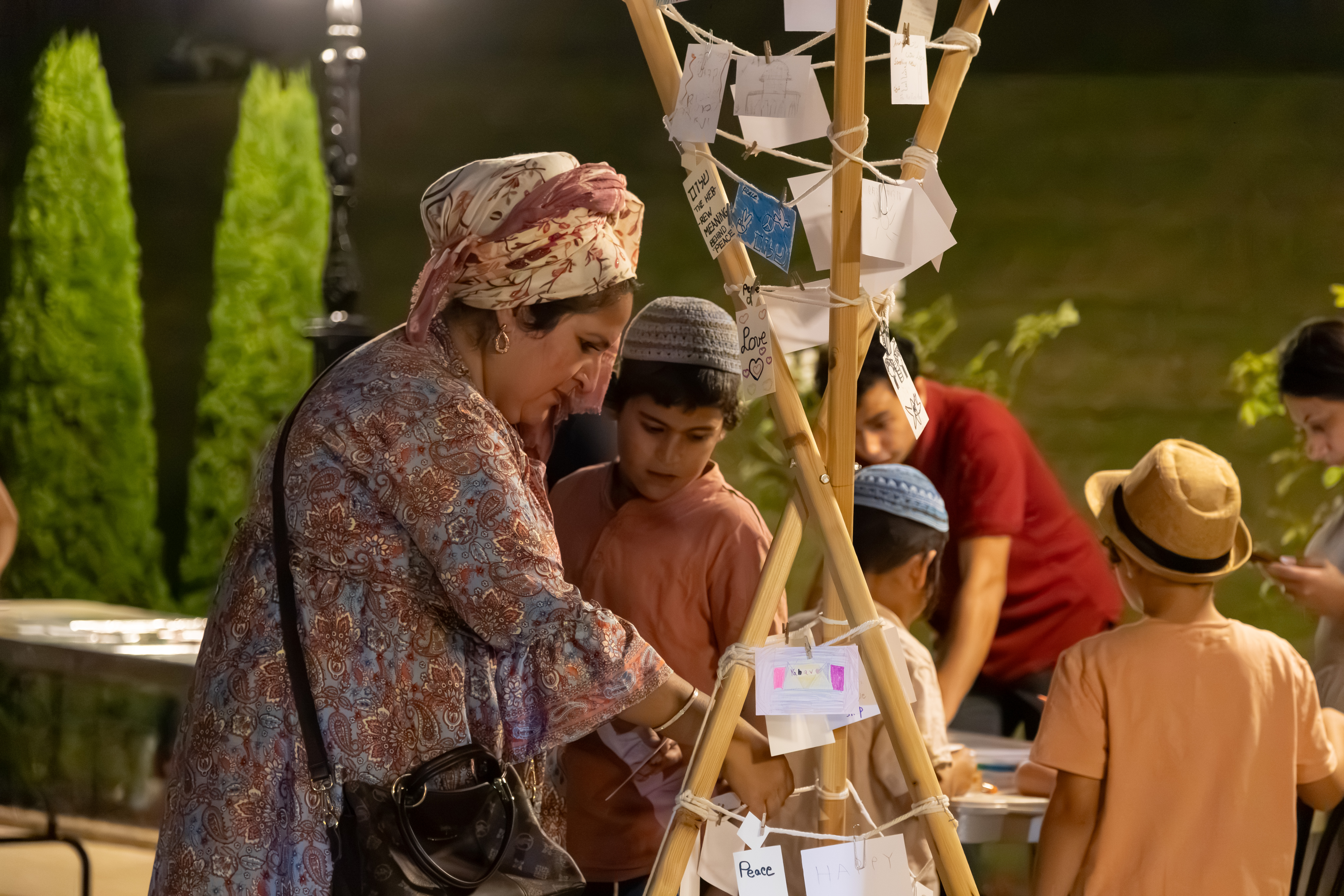Les familles se sont rassemblées autour des ateliers artistiques, où les accompagnateurs et les enfants ont travaillé côte à côte à la réalisation de leurs créations.