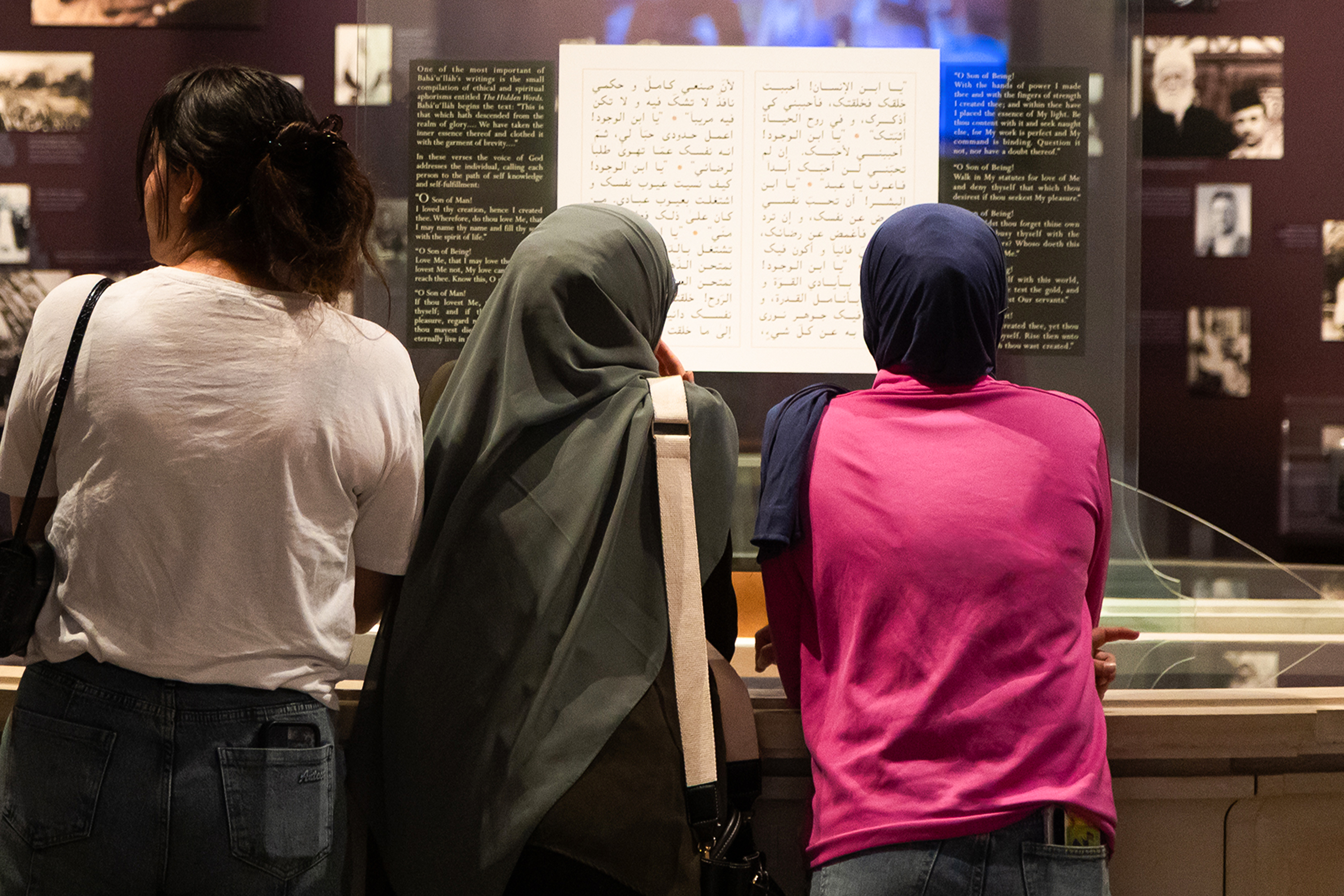 Au Centre d’information des visiteurs du Centre mondial bahá’í, les visiteurs ont eu l’occasion d’en apprendre davantage sur la foi bahá’íe et ses enseignements.