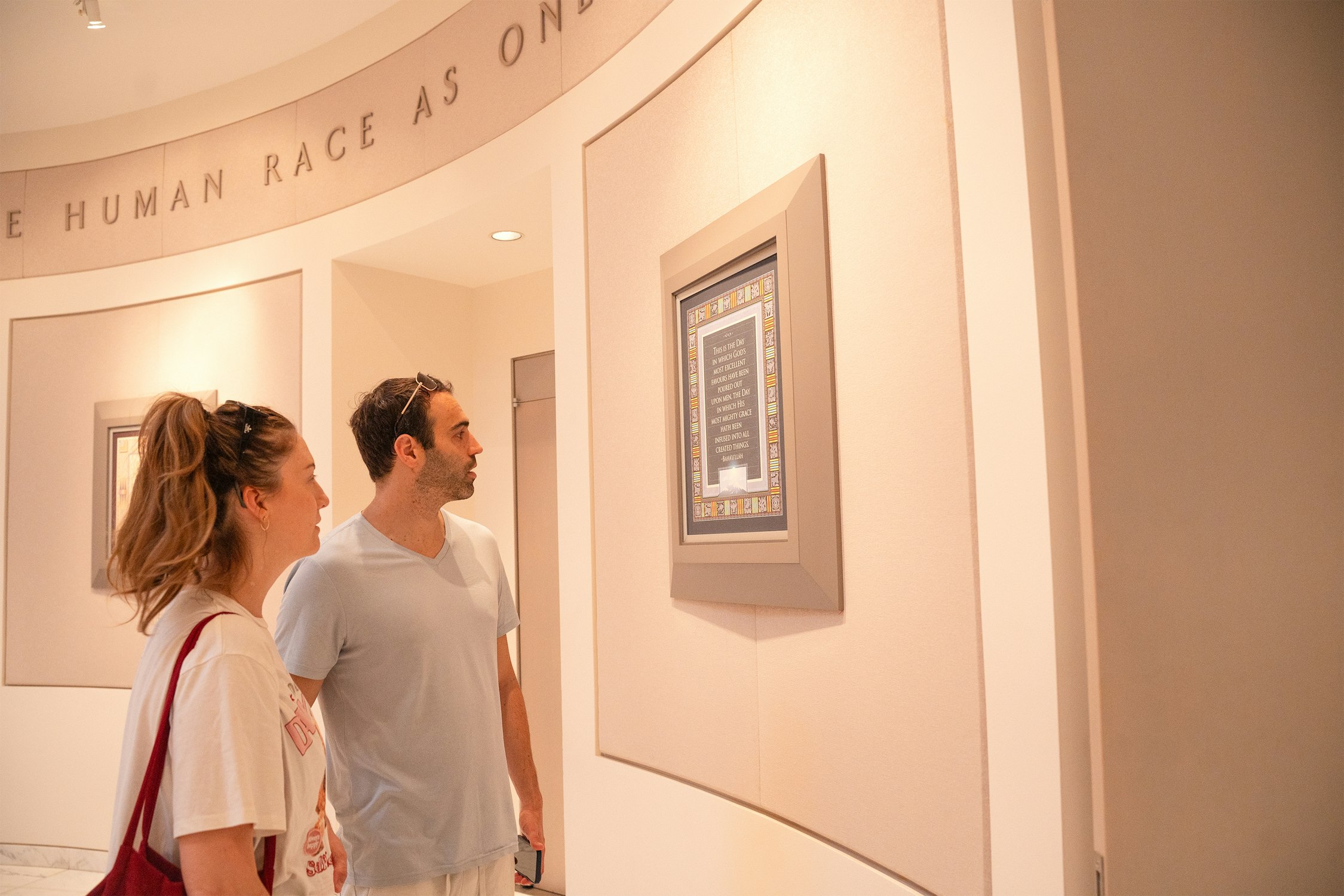 Au Centre d’information des visiteurs du Centre mondial bahá’í, les visiteurs ont eu l’occasion d’en apprendre davantage sur la foi bahá’íe et ses enseignements.