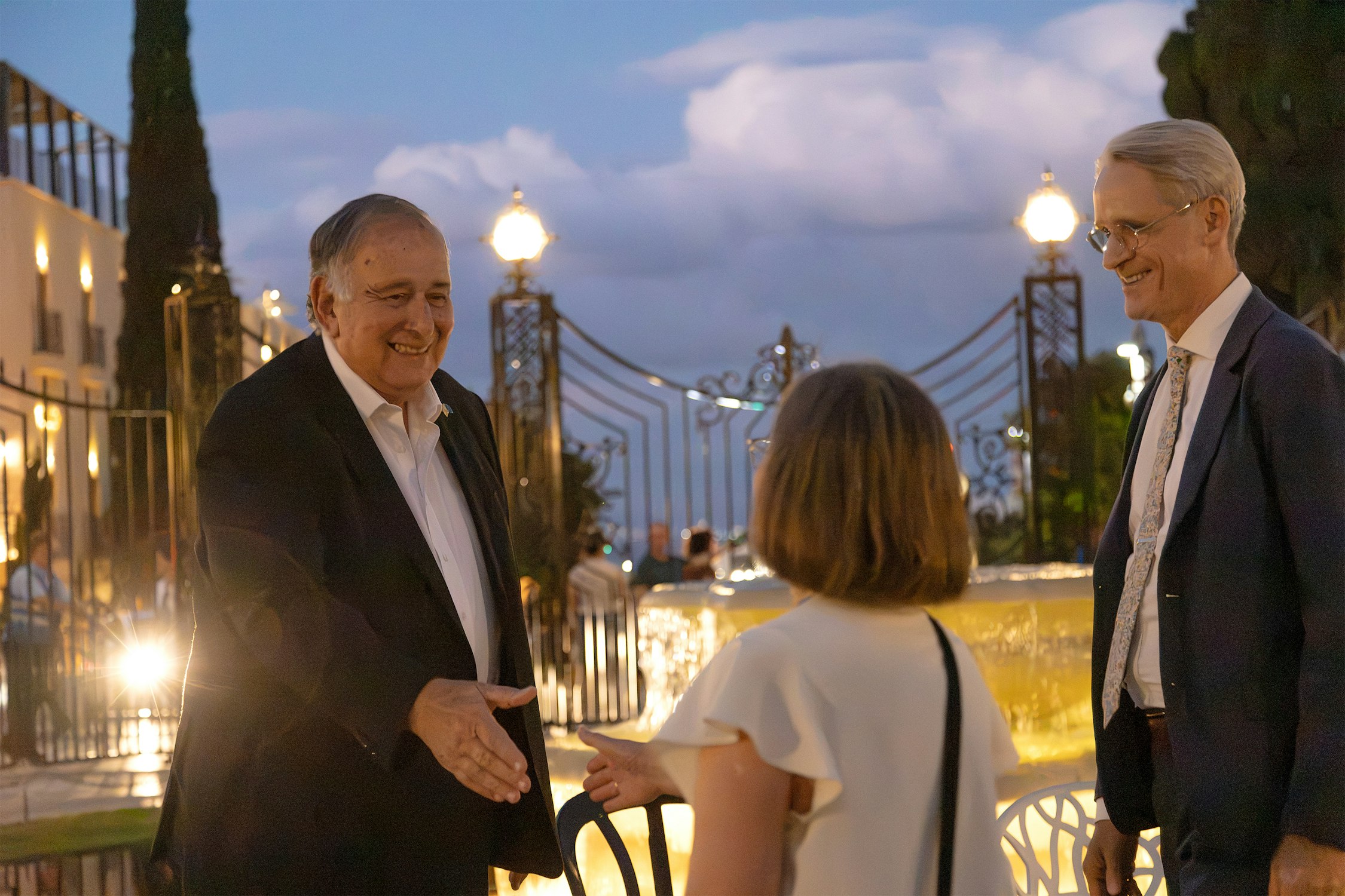 Le maire de Haïfa, Yona Yahav (à gauche), a visité les jardins illuminés, les décrivant comme « faisant partie intégrante de l’identité de la ville et de son histoire unique ». À droite : David Rutstein (à droite), secrétaire général de la Communauté internationale bahá’íe.