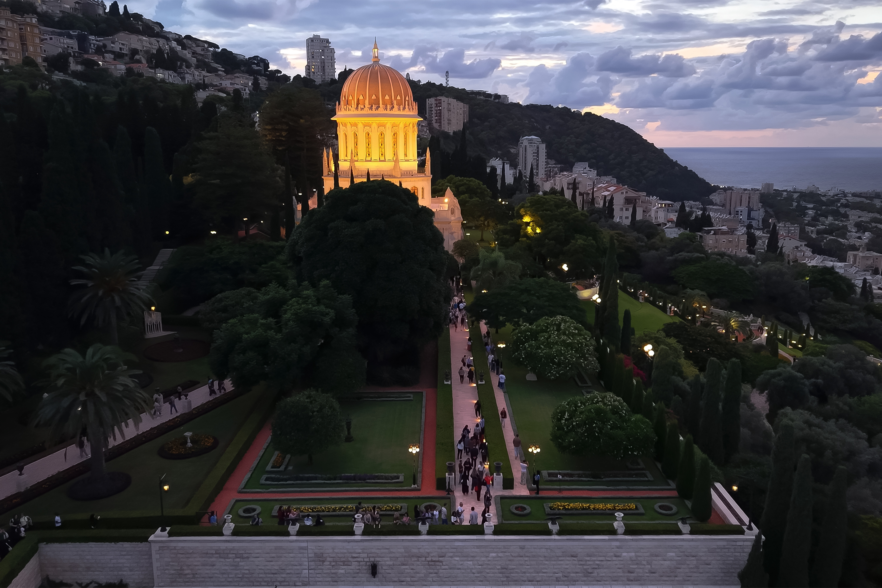 Les visiteurs ont pris plaisir à se promener le long des terrasses, s’imprégnant de la beauté et de la sérénité des jardins.