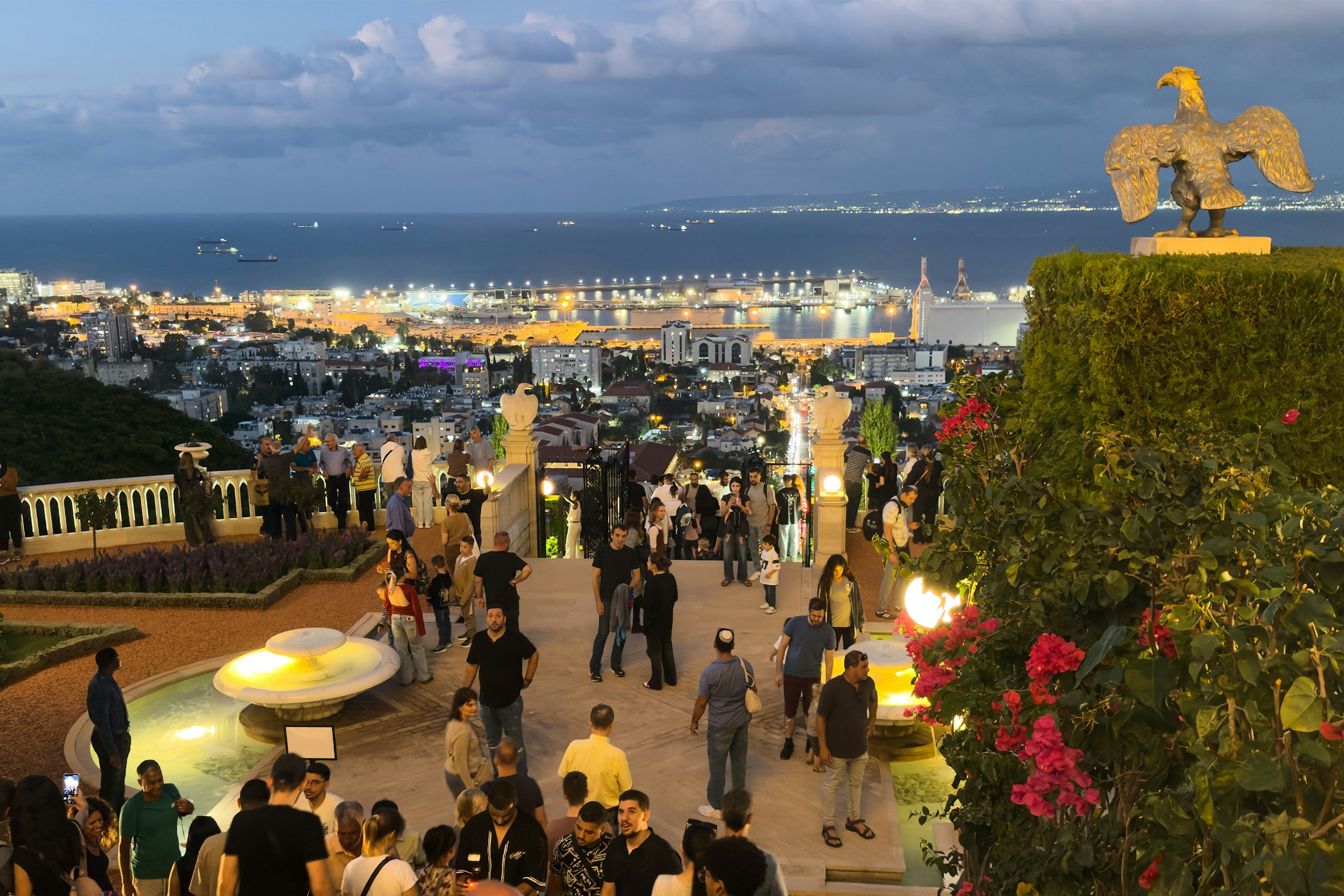 Les visiteurs ont pris plaisir à se promener le long des terrasses, s’imprégnant de la beauté et de la sérénité des jardins.