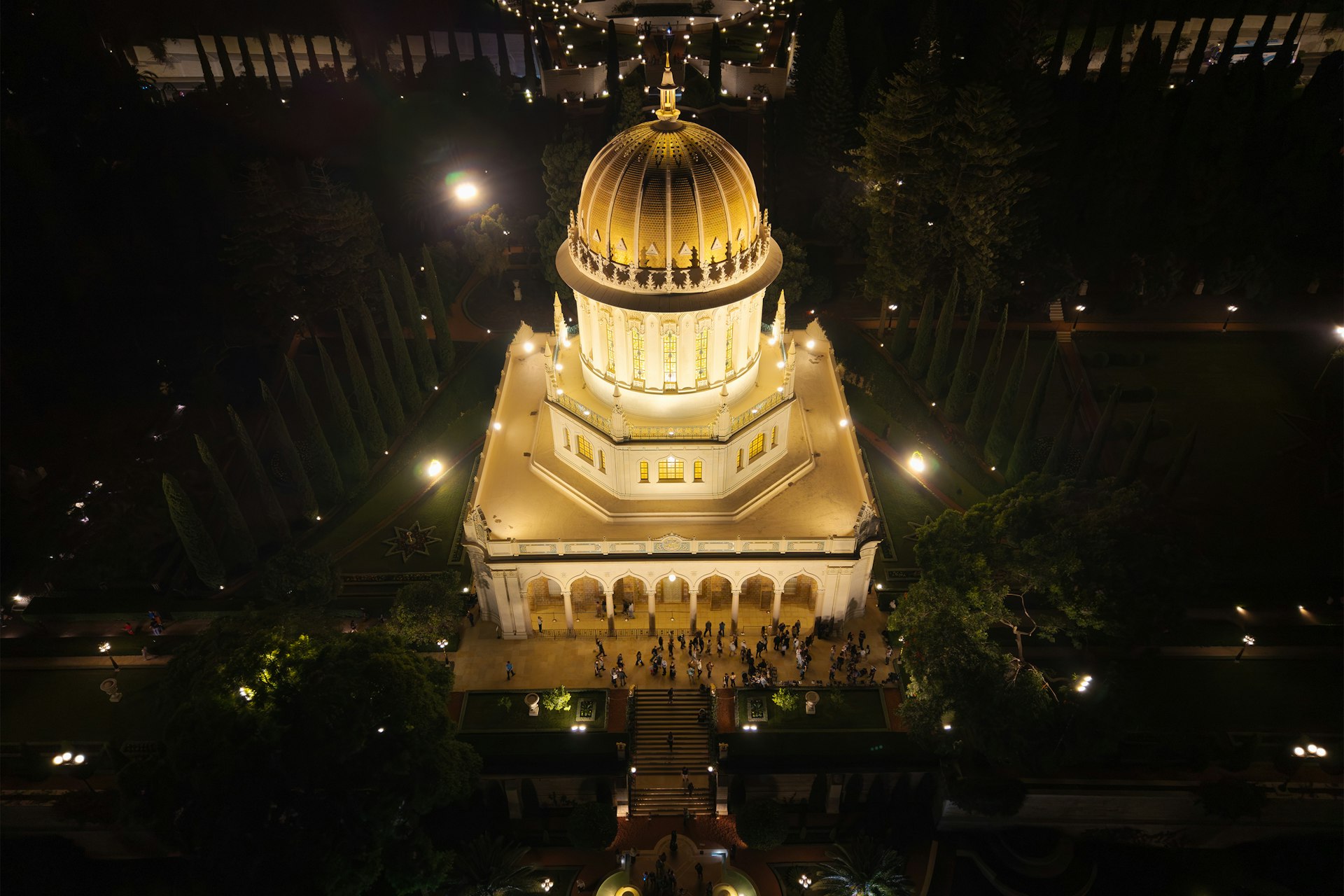 Vue du tombeau du Báb et des terrasses illuminés lors de l’évènement « Les terrasses la nuit ».