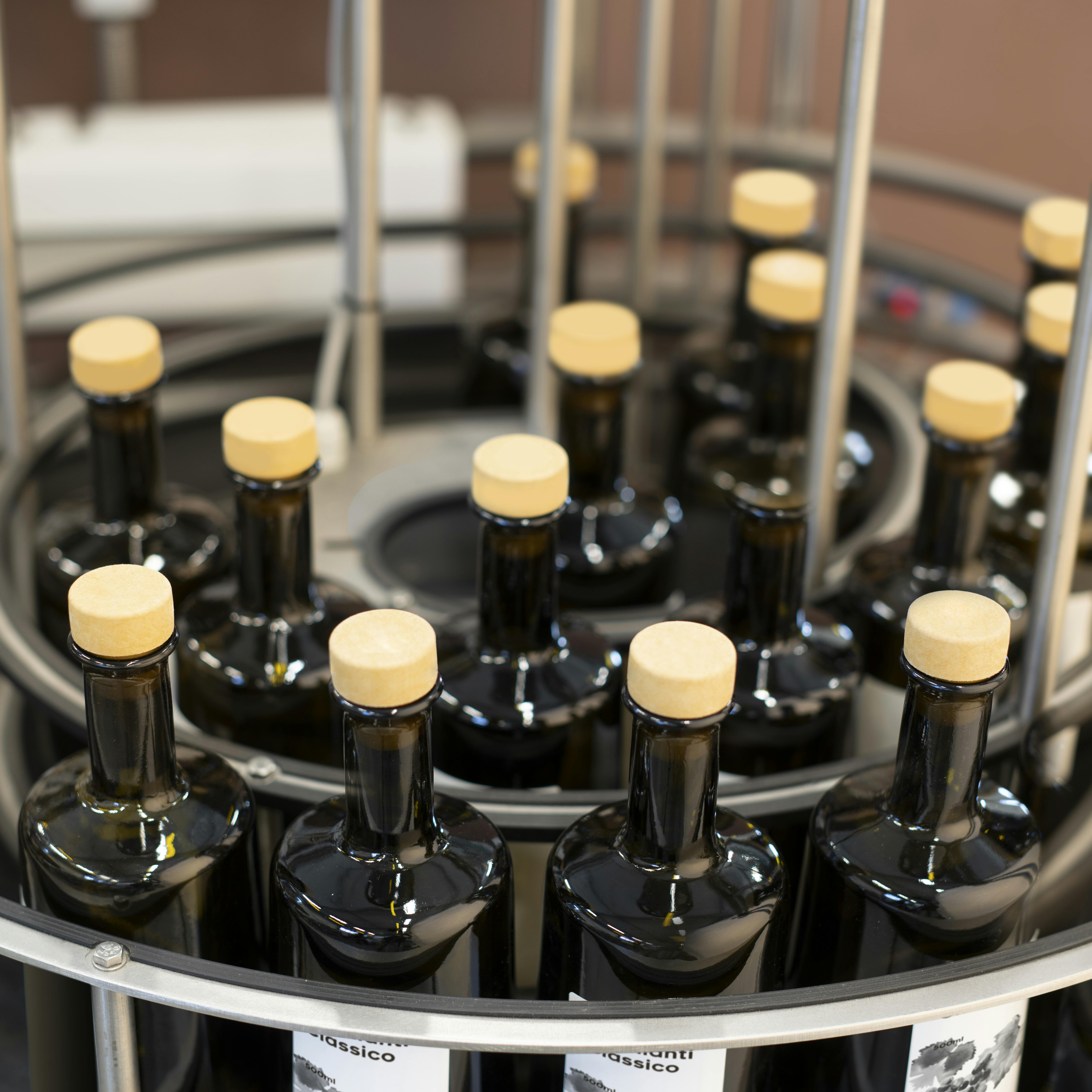 Una tavola indicata per l'accumulo di bottiglie, in questo caso vi sono collocate delle bottiglie adatte per spirits con tappo sughero ed etichetta personalizzata Quinti