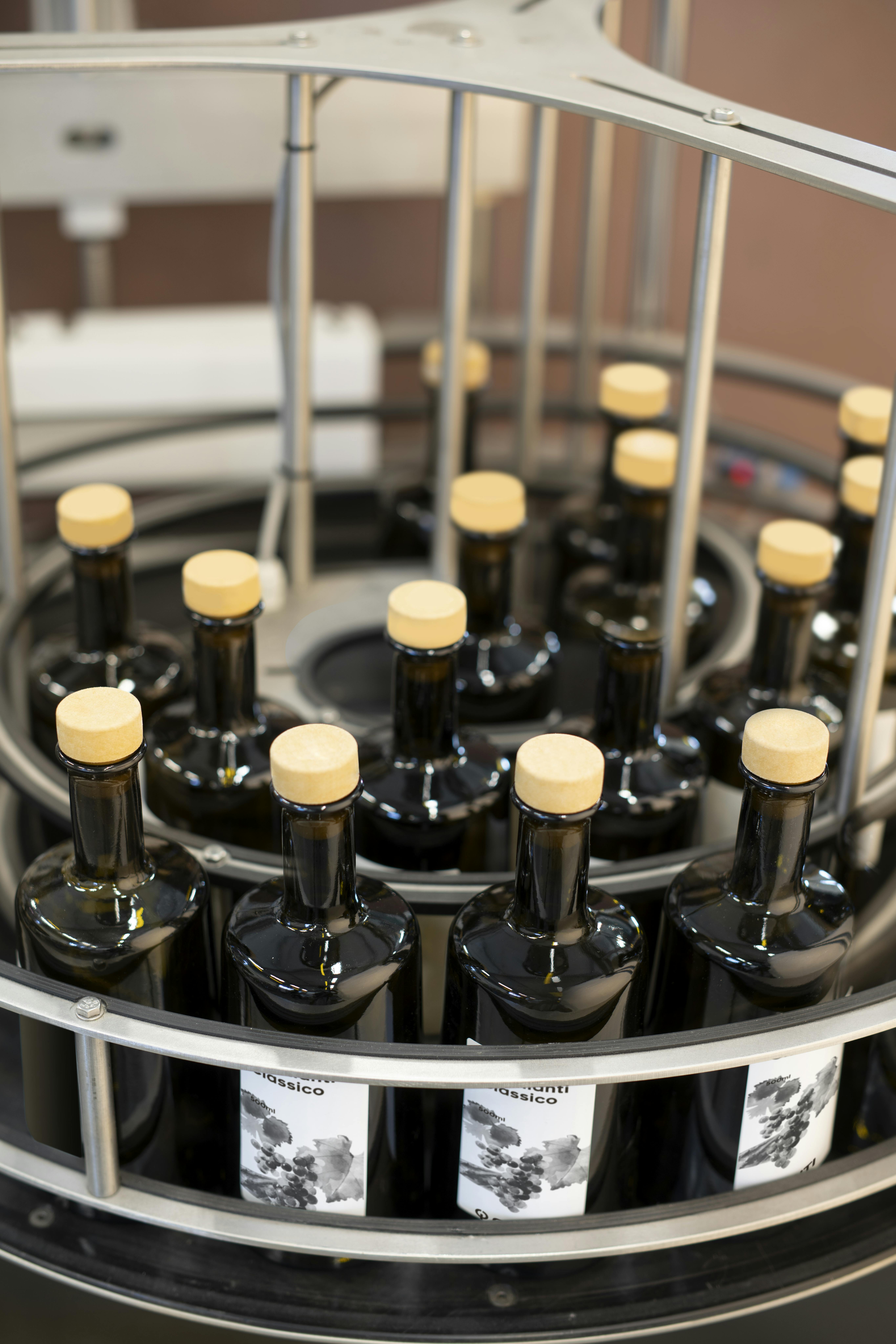 Una tavola indicata per l'accumulo di bottiglie, in questo caso vi sono collocate delle bottiglie adatte per spirits con tappo sughero ed etichetta personalizzata Quinti