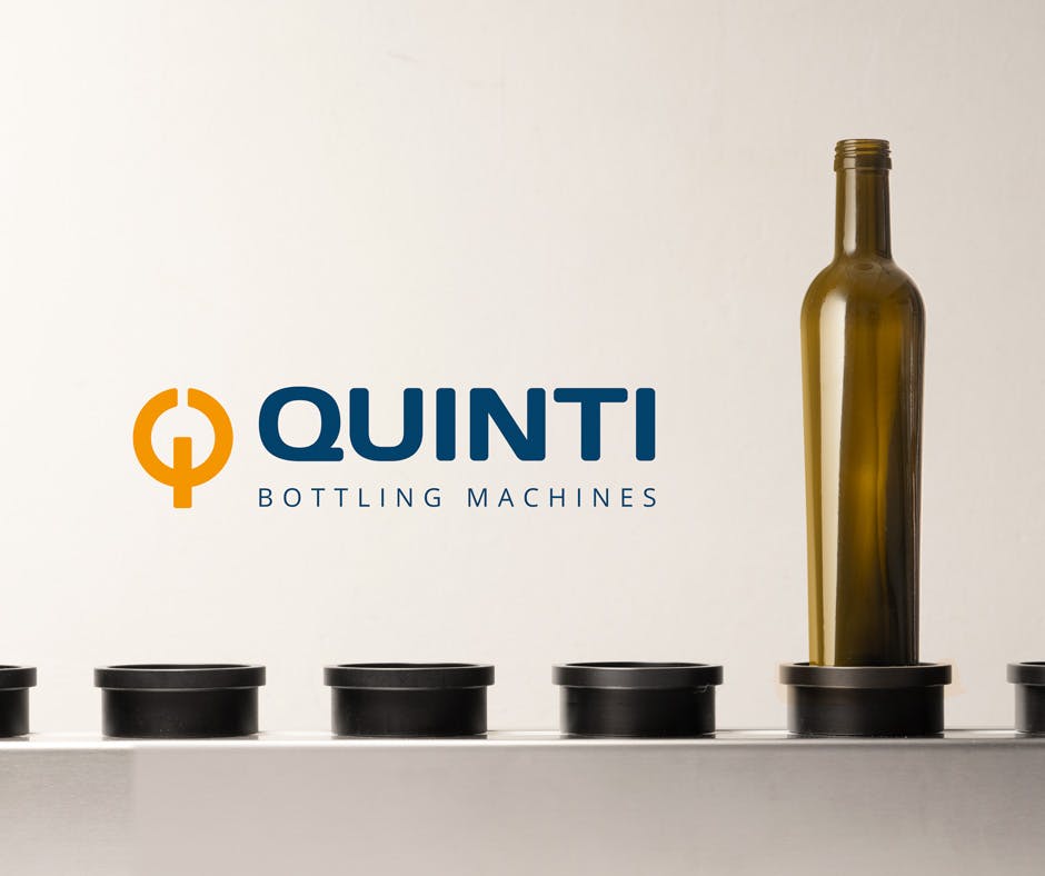 Detail of the conveyor belt with on the right bottle suitable for empty green oil resting on a plate and on the left the Quinti logo with blu writing an orange Q