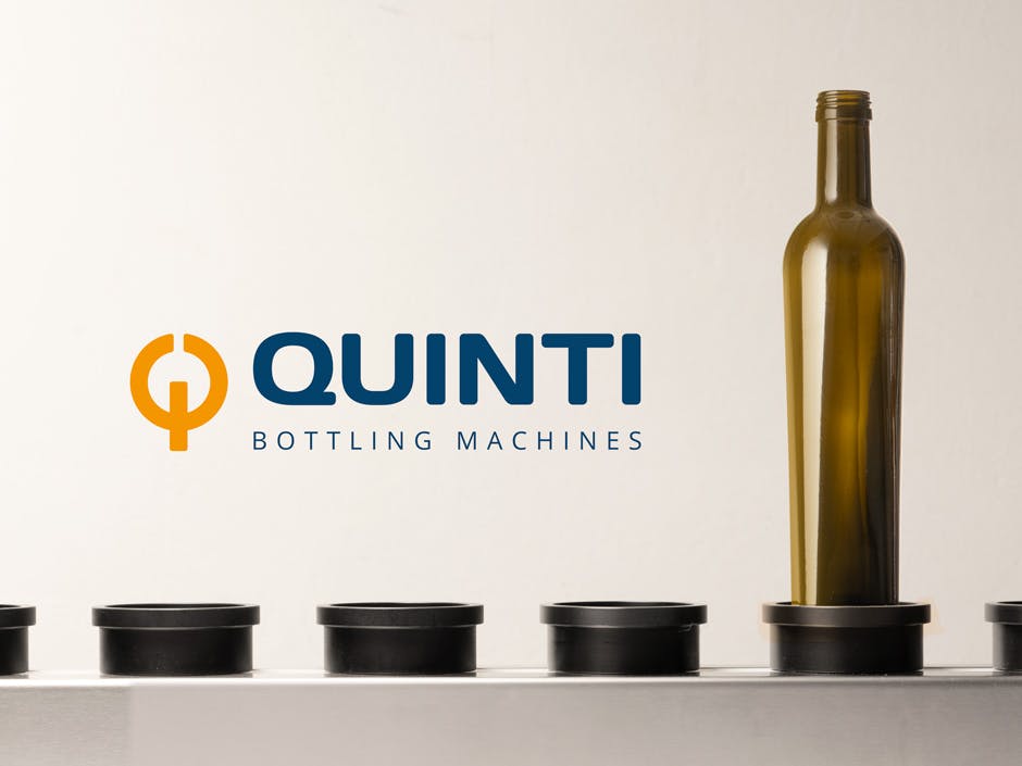 Detail of the conveyor belt with on the right bottle suitable for empty green oil resting on a plate and on the left the Quinti logo with blu writing an orange Q