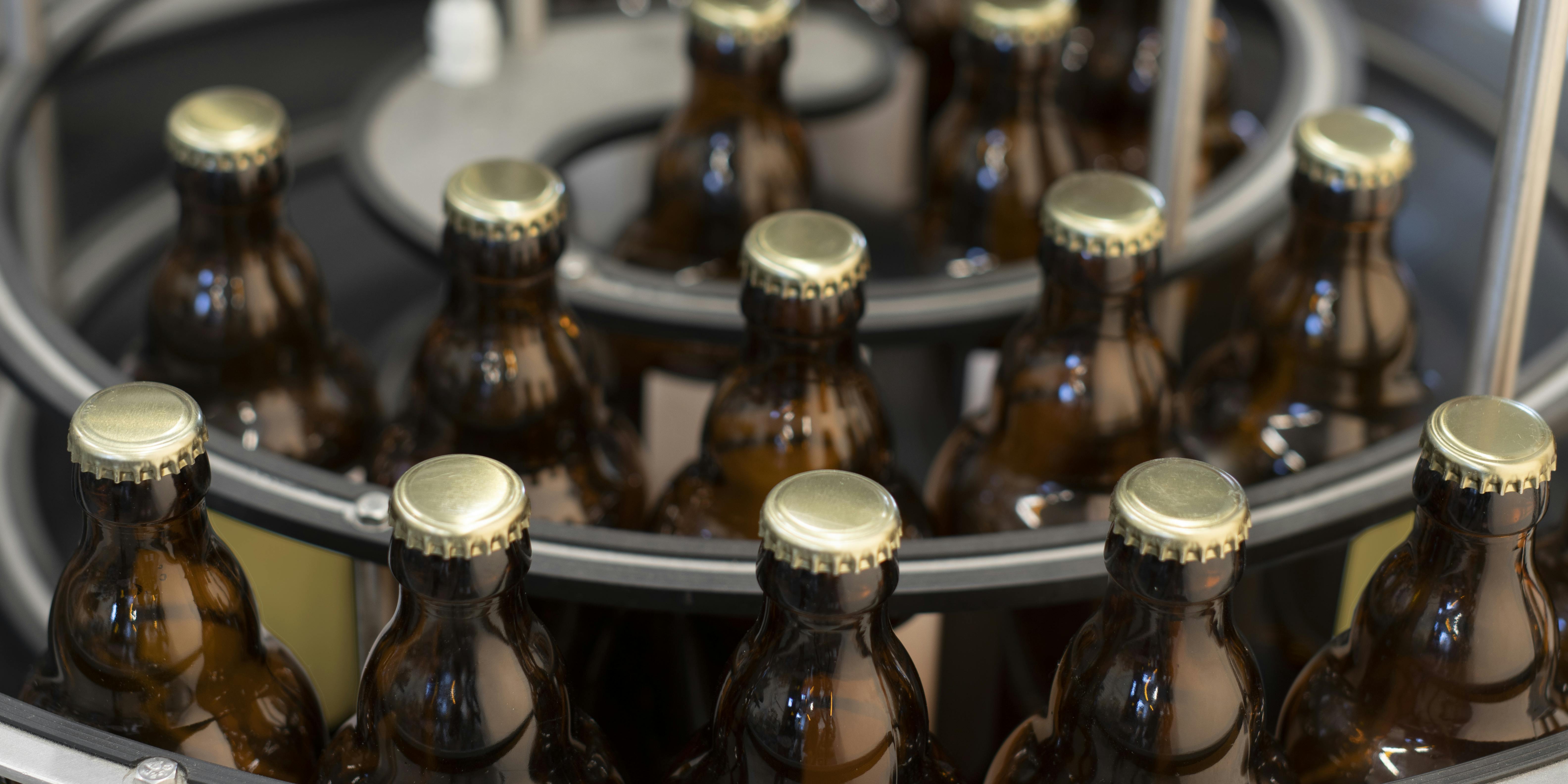 Tavola accumulo in uscita con bottiglie birra