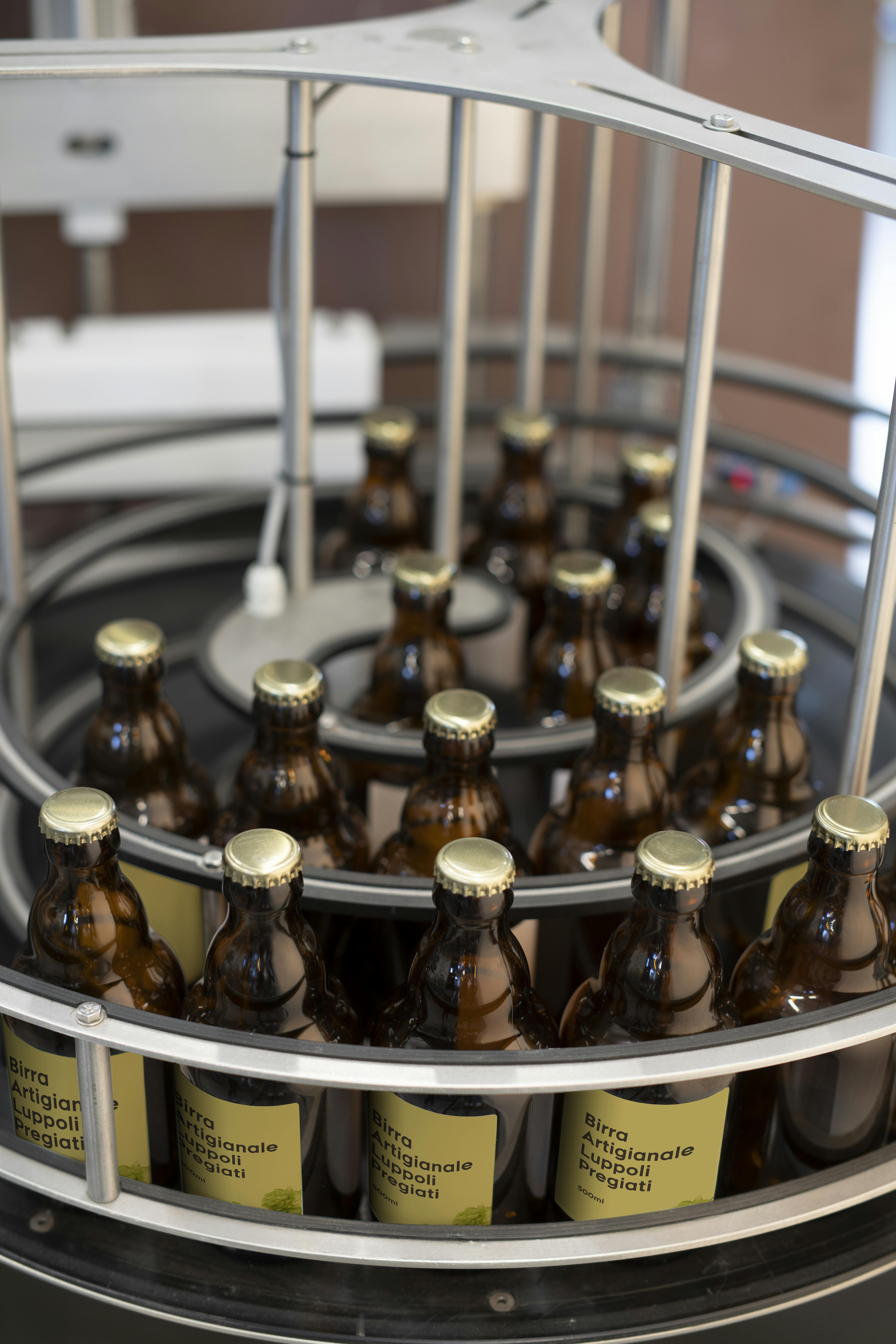 Una tavola indicata per l'accumulo di bottiglie, in questo caso vi sono collocate delle bottiglie di birra con tappo corona ed etichetta personalizzata Quinti