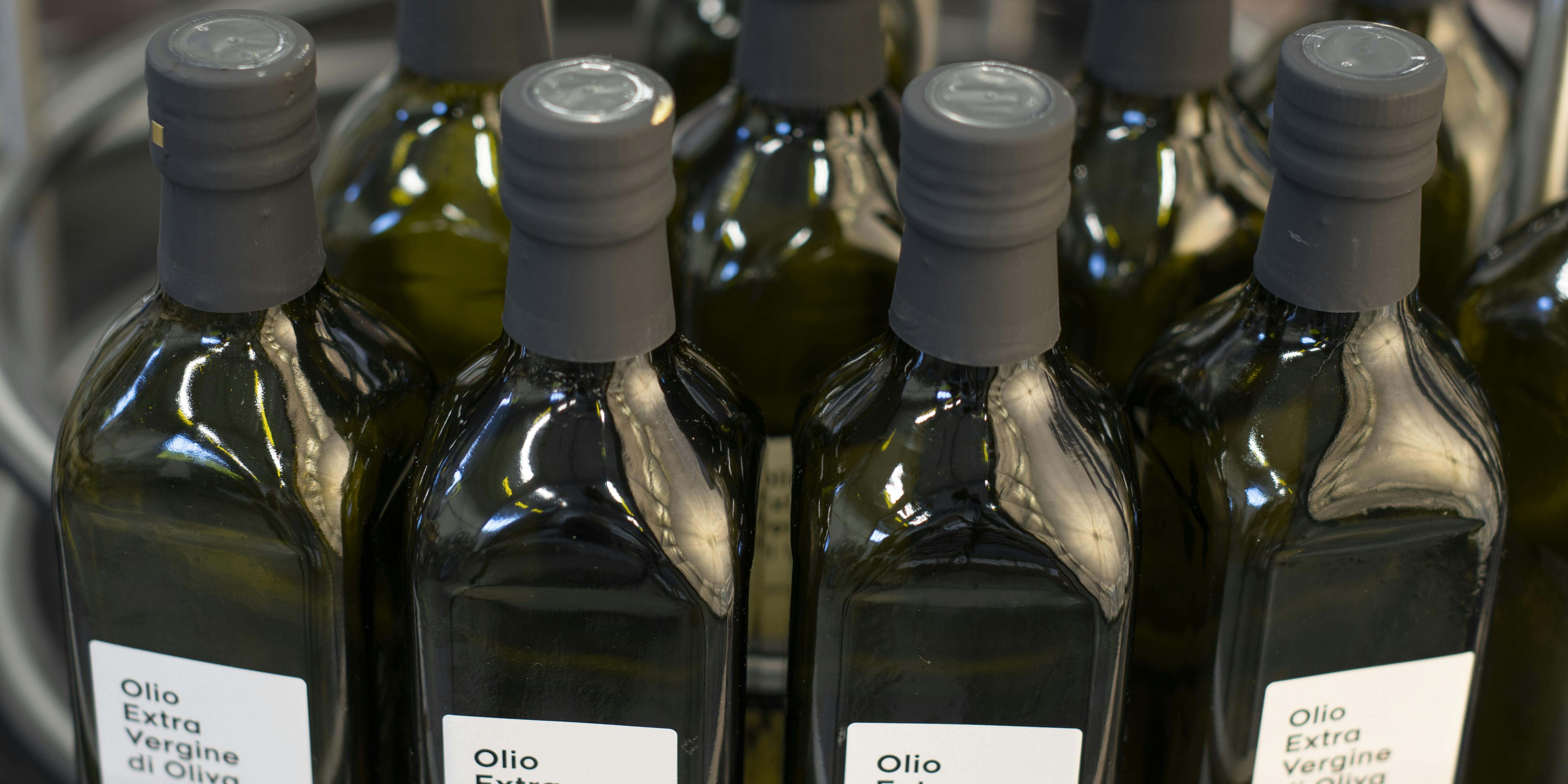 A table suitable for the accumulation of bottles, in this case there are bottles of oil with black caps and personalized Quinti label