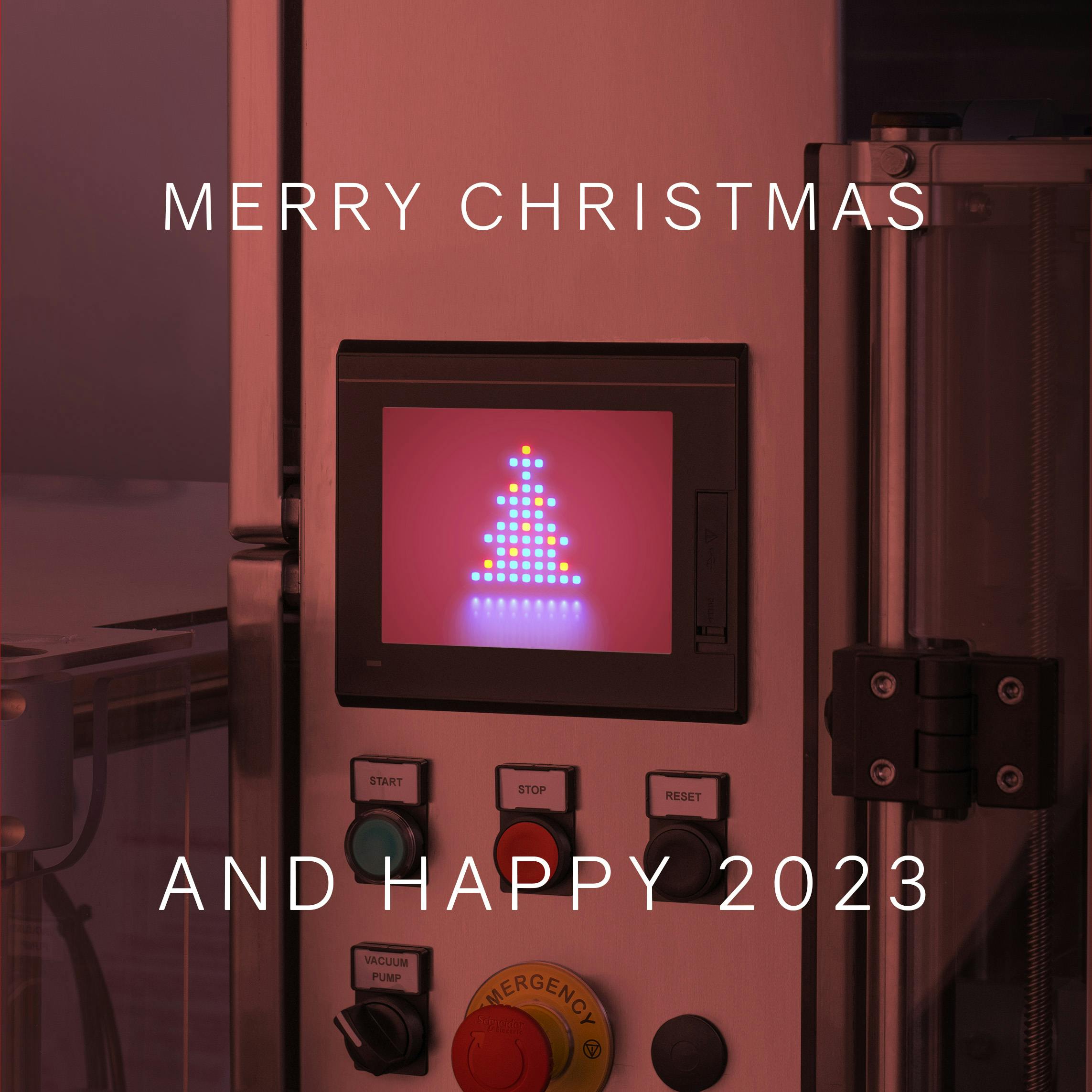 La macchina di Quinti si veste a festa per augurare Merry Crhistmas and Happy 2023, un albero luminoso campeggia sul monitor e una luce di colore rosso illumina tutto a festa.