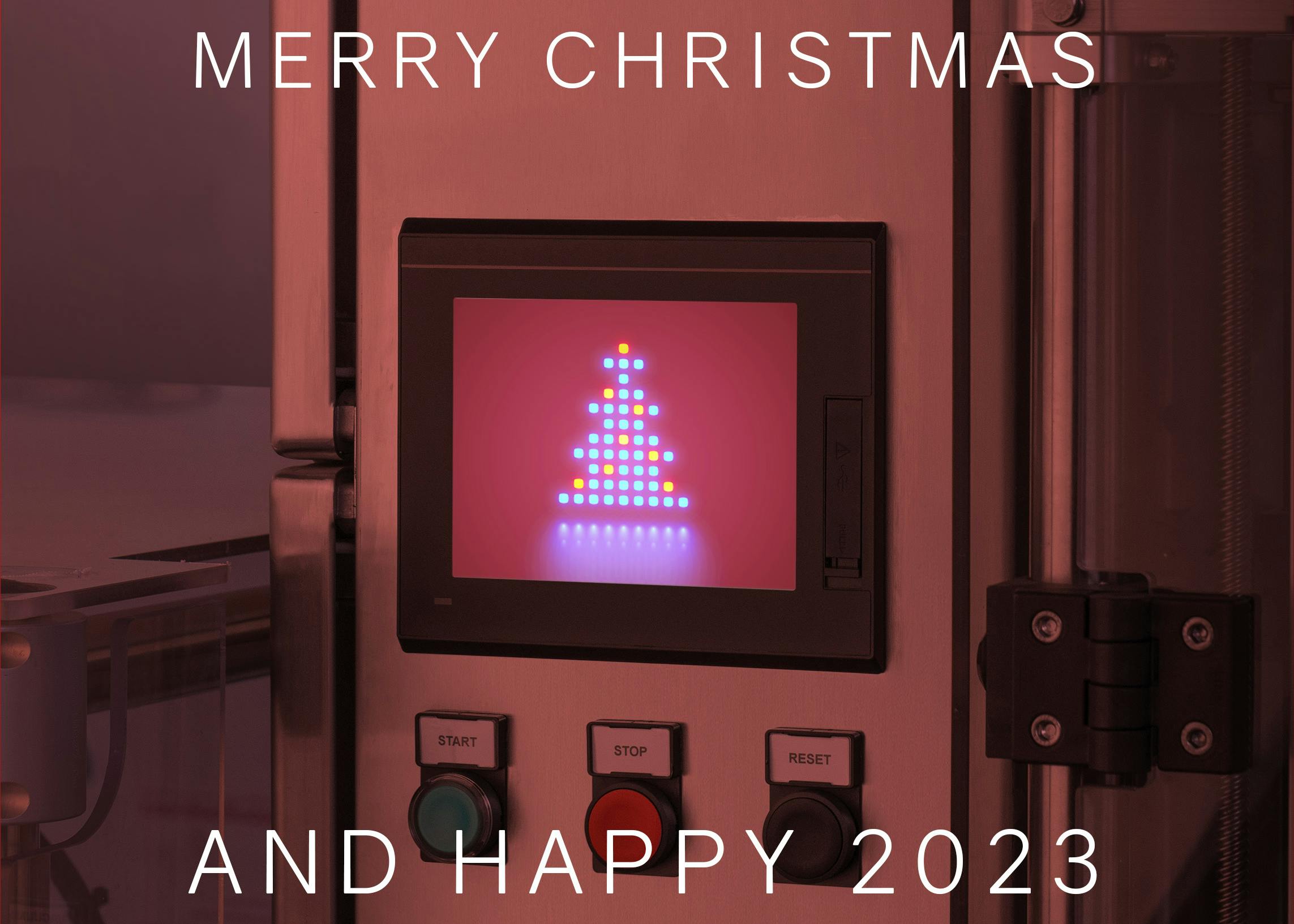 La macchina di Quinti si veste a festa per augurare Merry Crhistmas and Happy 2023, un albero luminoso campeggia sul monitor e una luce di colore rosso illumina tutto a festa.