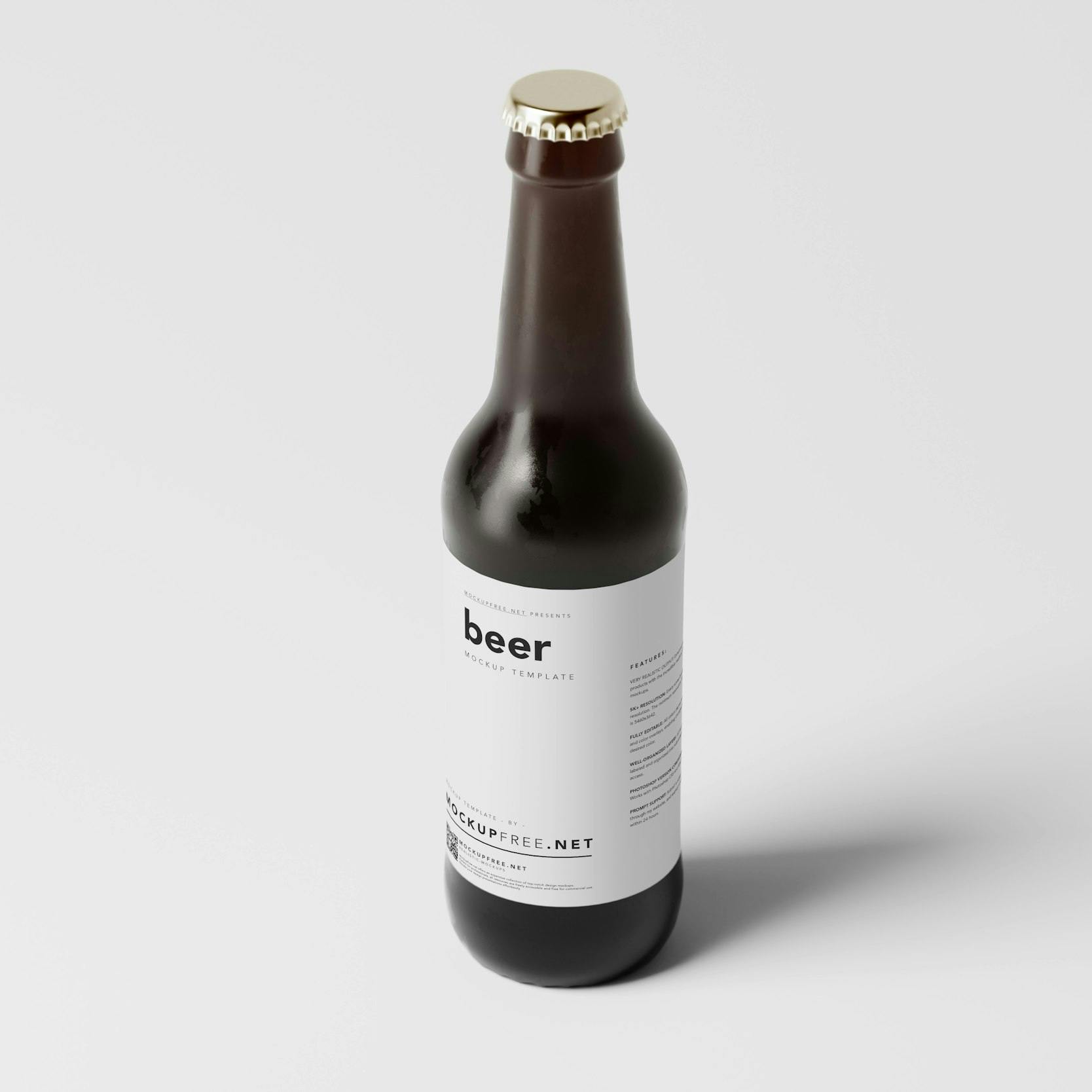 Bottiglia di birra con etichetta bianca avvolgente, su sfondo bianco.