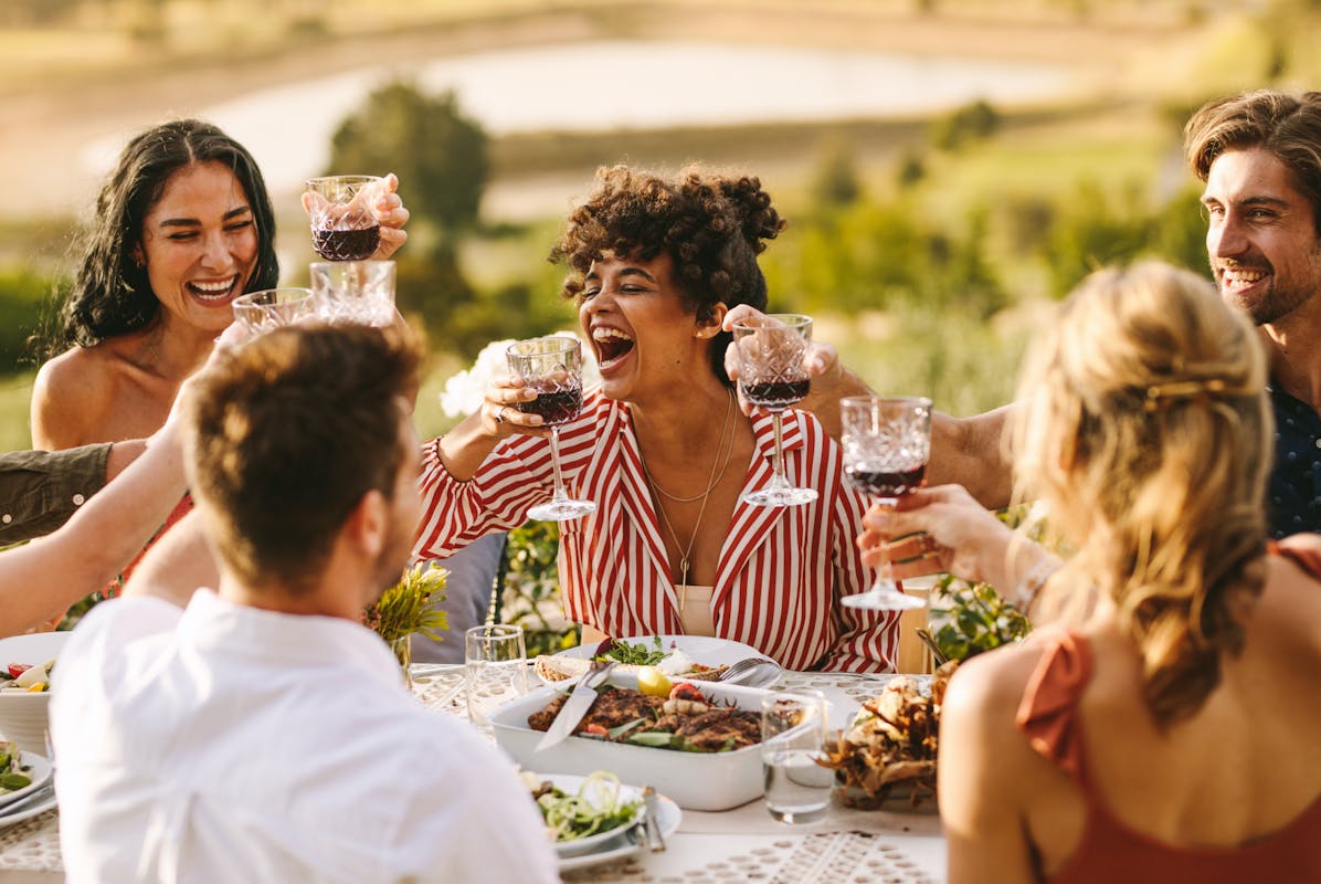 Pranzo con vino tra amici
