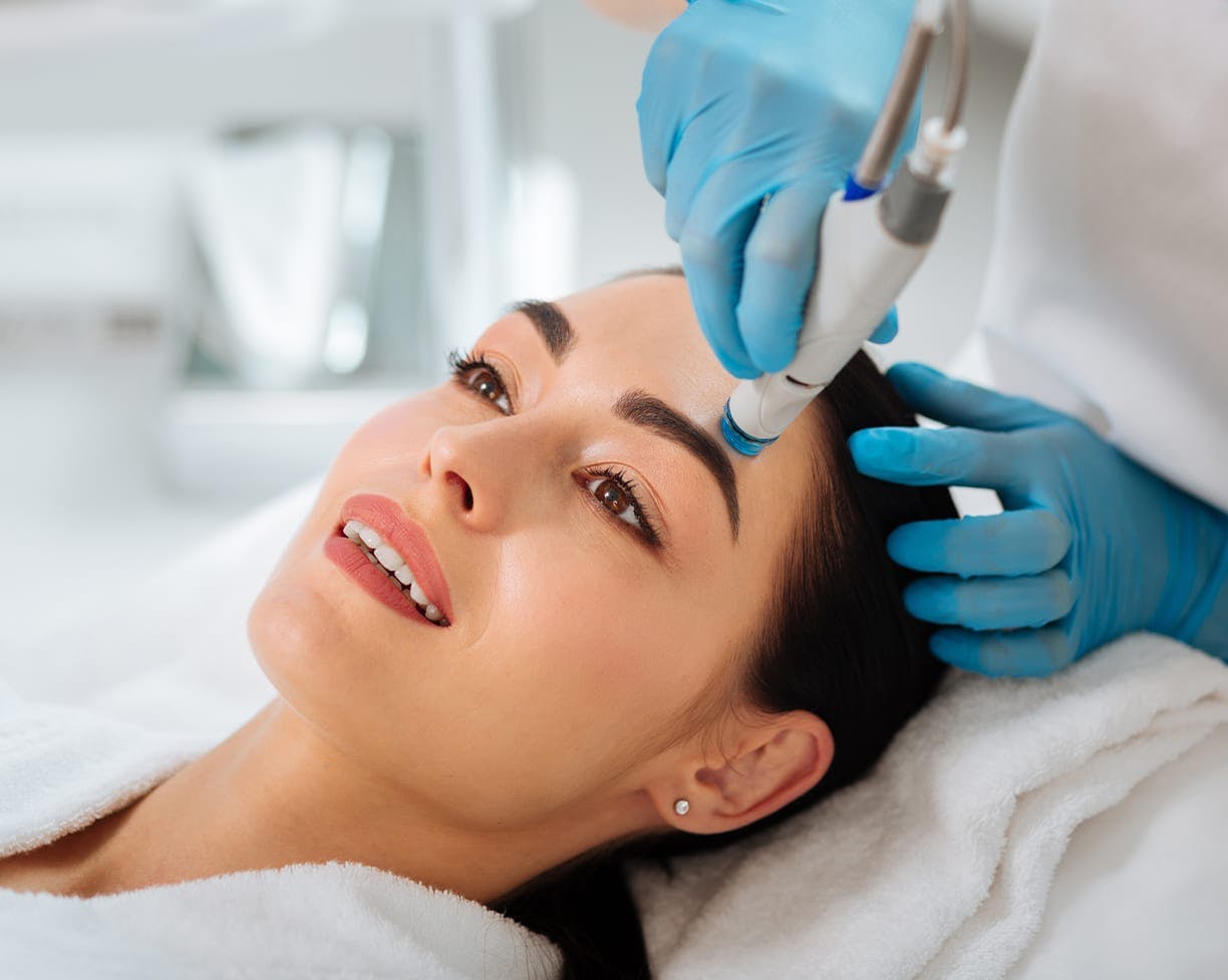 woman getting a hydrafacial