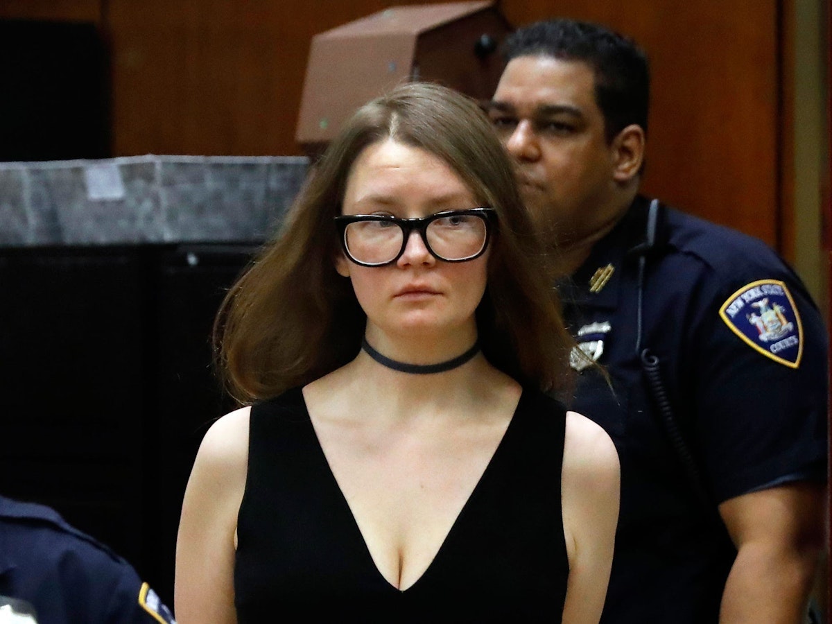 "Inventing Anna" : le parcours de la fausse mondaine Anna Delvey en 9