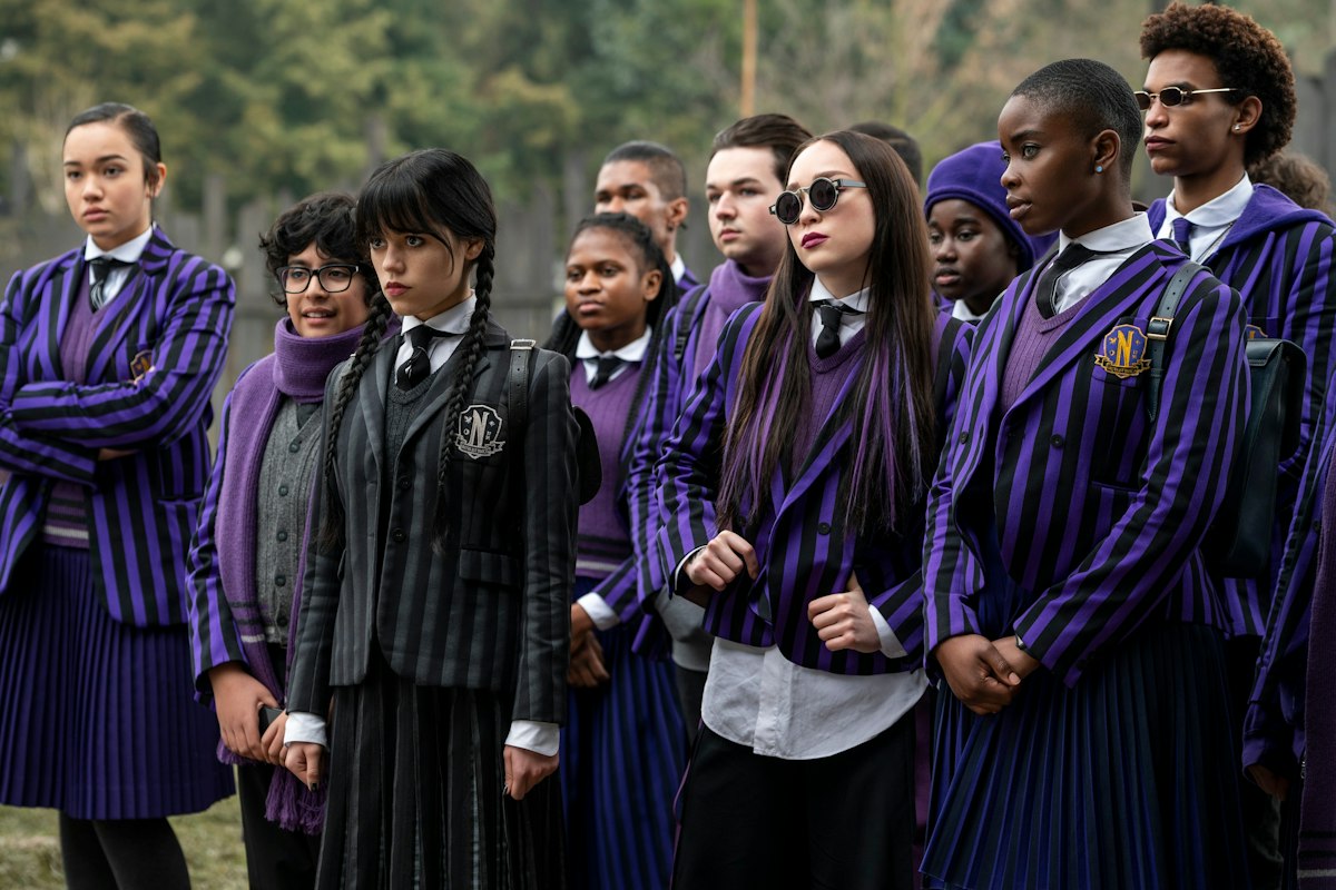 Wednesday Addams (Jenna Ortega) over de mode en cast in de spin-off serie