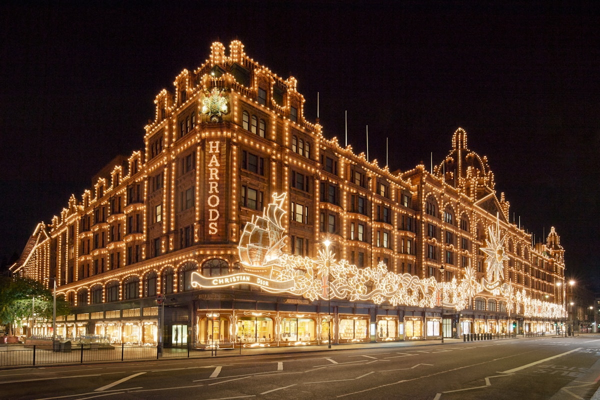 no-l-2022-dior-s-empare-du-grand-magasin-londonien-harrods-avec-une