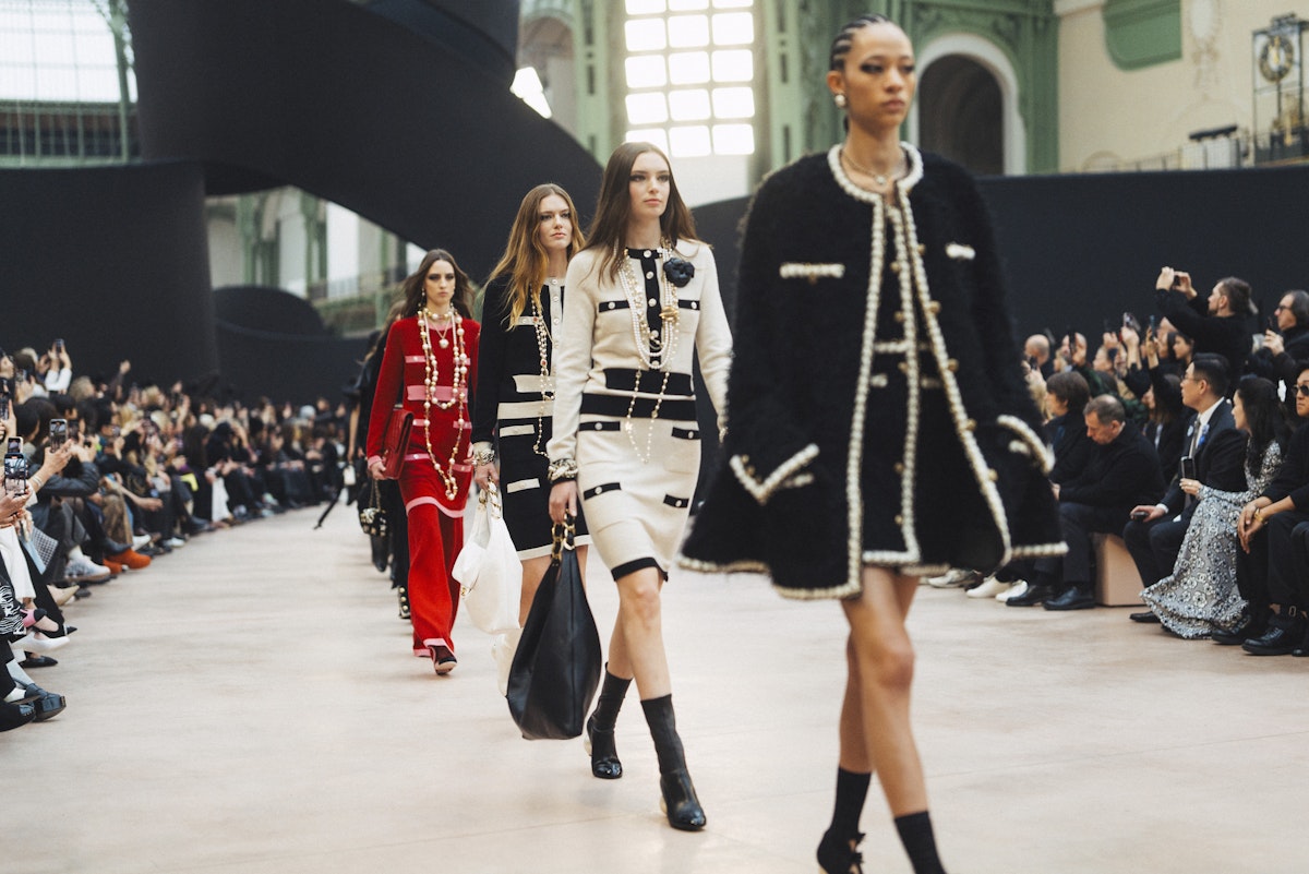 Chanel automnehiver 20252026 l’illusion d’une élégance rêvée