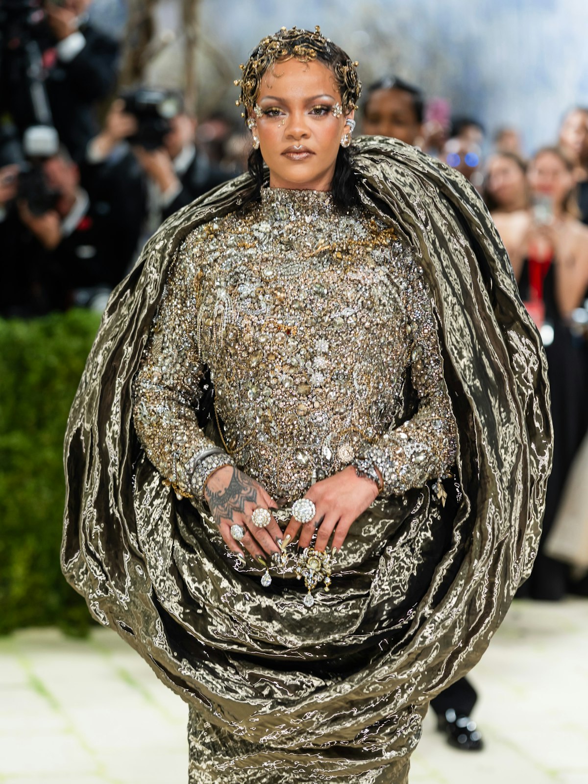 115 000 cristaux et un corset sculpté : l’incroyable robe de Rihanna au ...