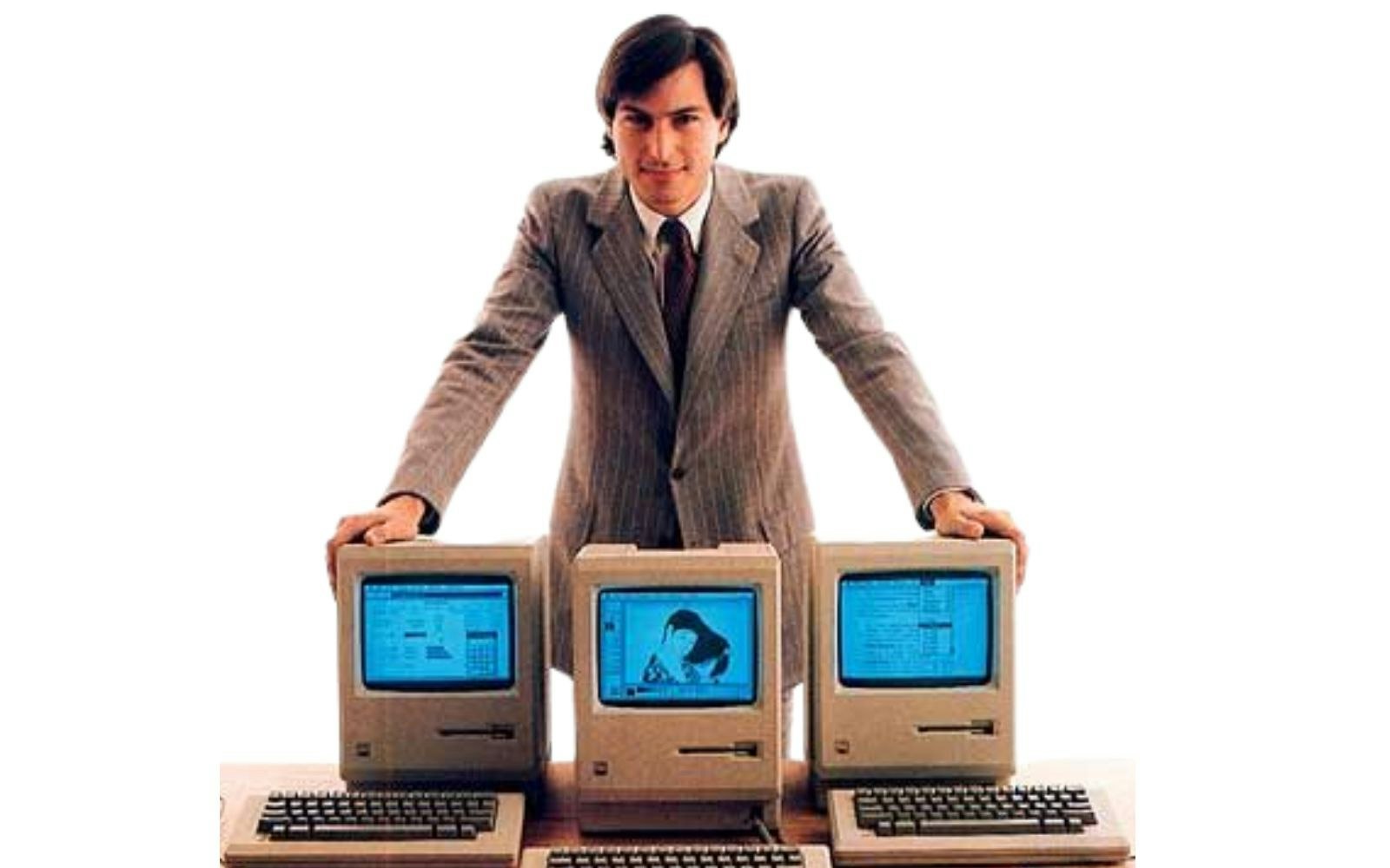 Steve Jobs et le premier Macintosh (Source : Apple)