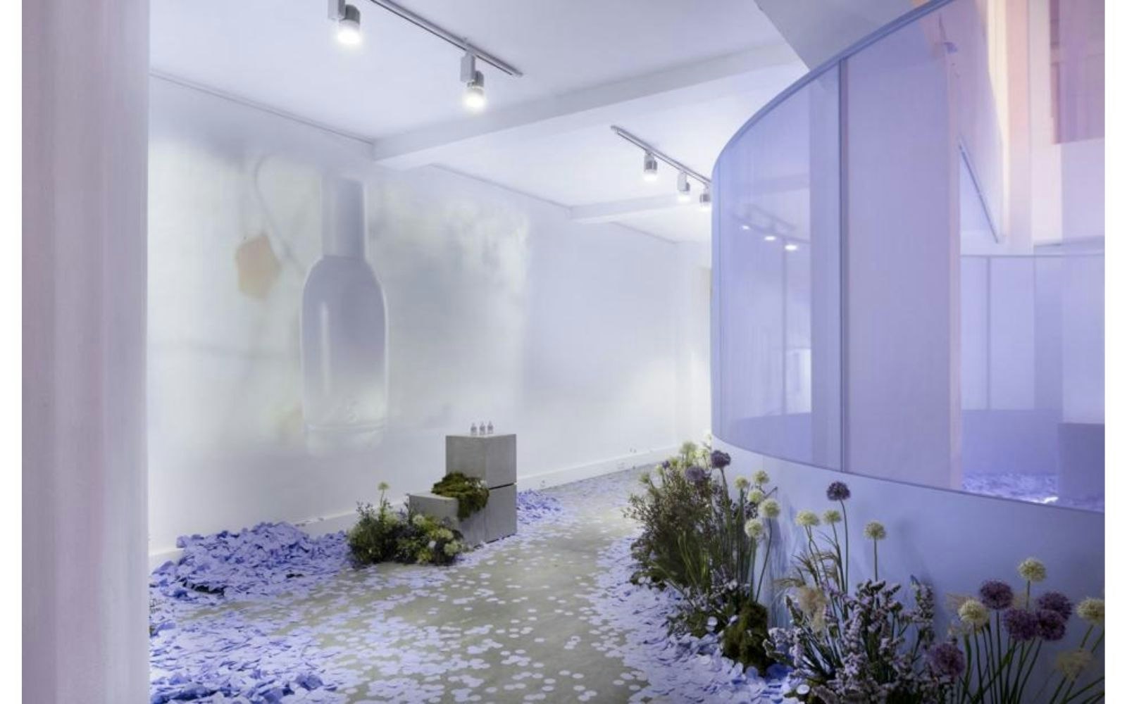 Glossier pop-up store in Paris (credit: Random Studio Glossier) Glossier pop-up store in Paris