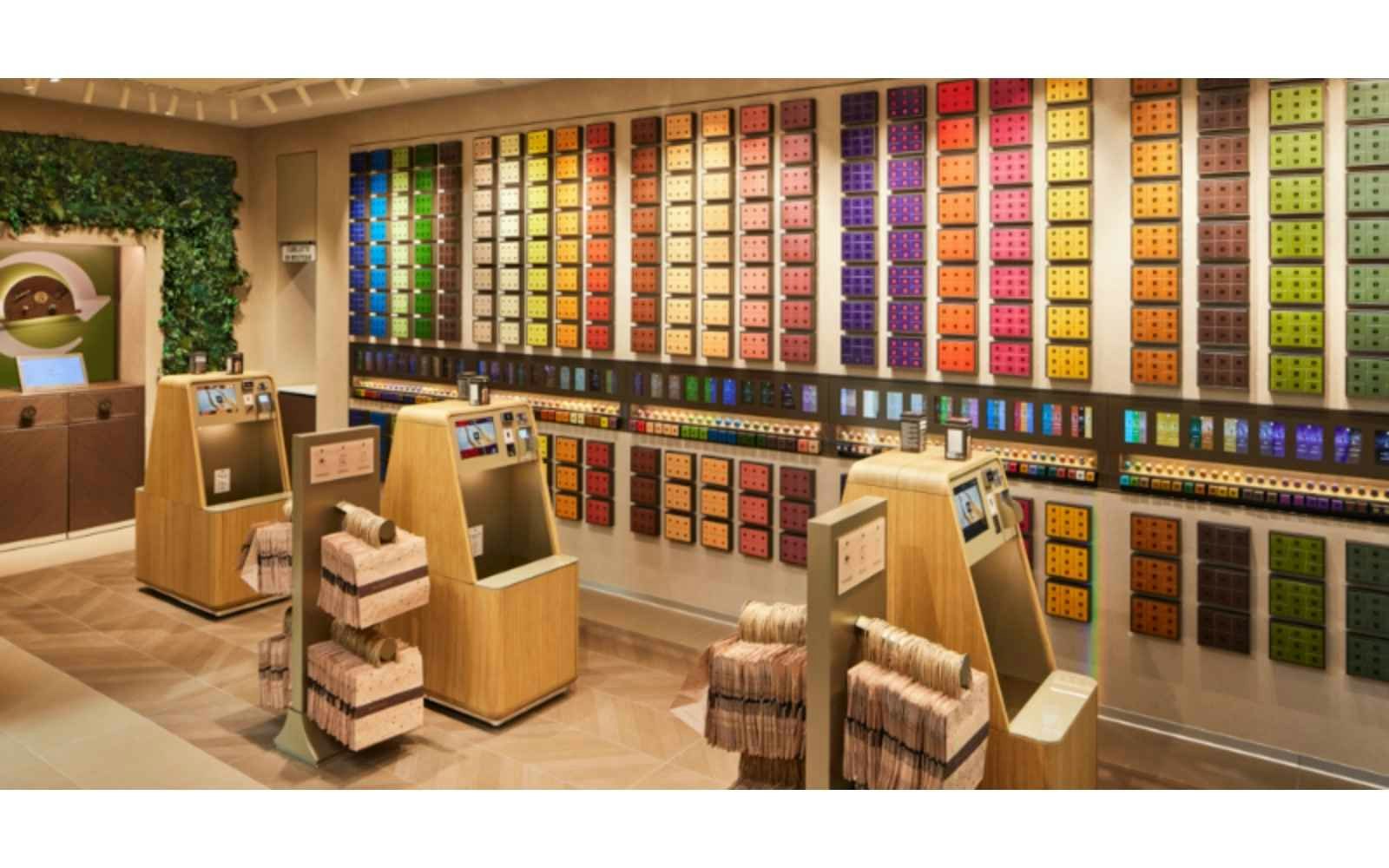Nespresso s'est inspiré des codes du luxe pour offrir une expérience premium en boutique (Crédit : Nespresso) Boutique Nespresso avec les différents types de café