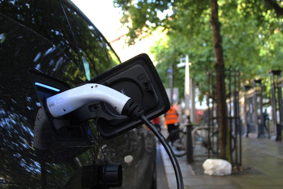En elbil som är ansluten till en laddstation