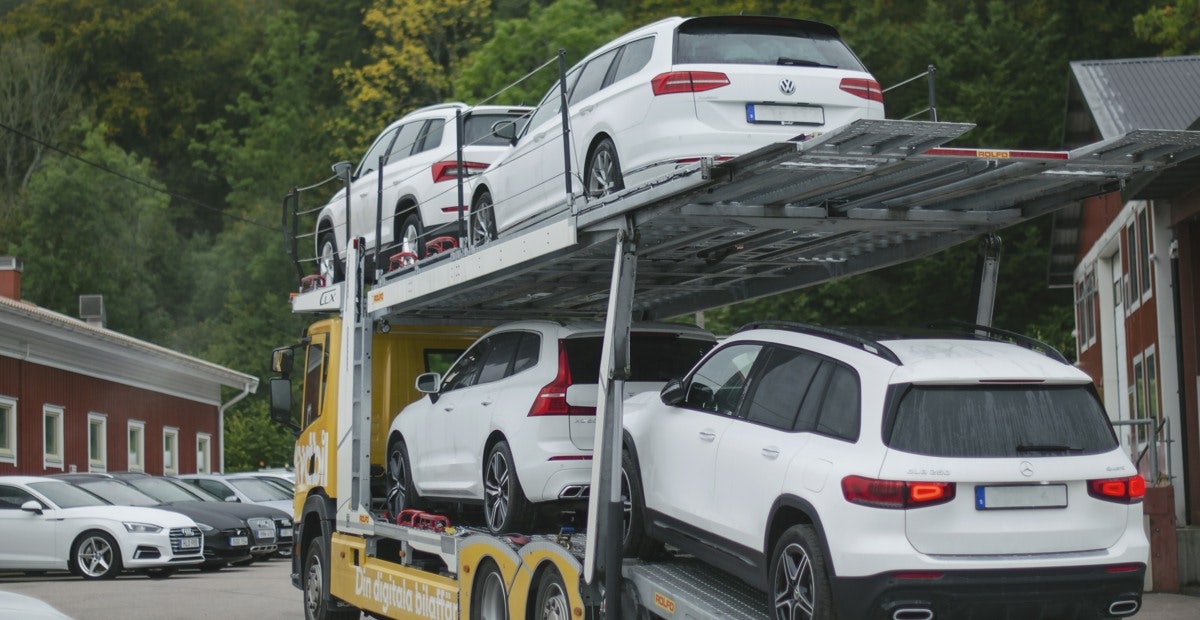 Bilar staplade på en biltransport