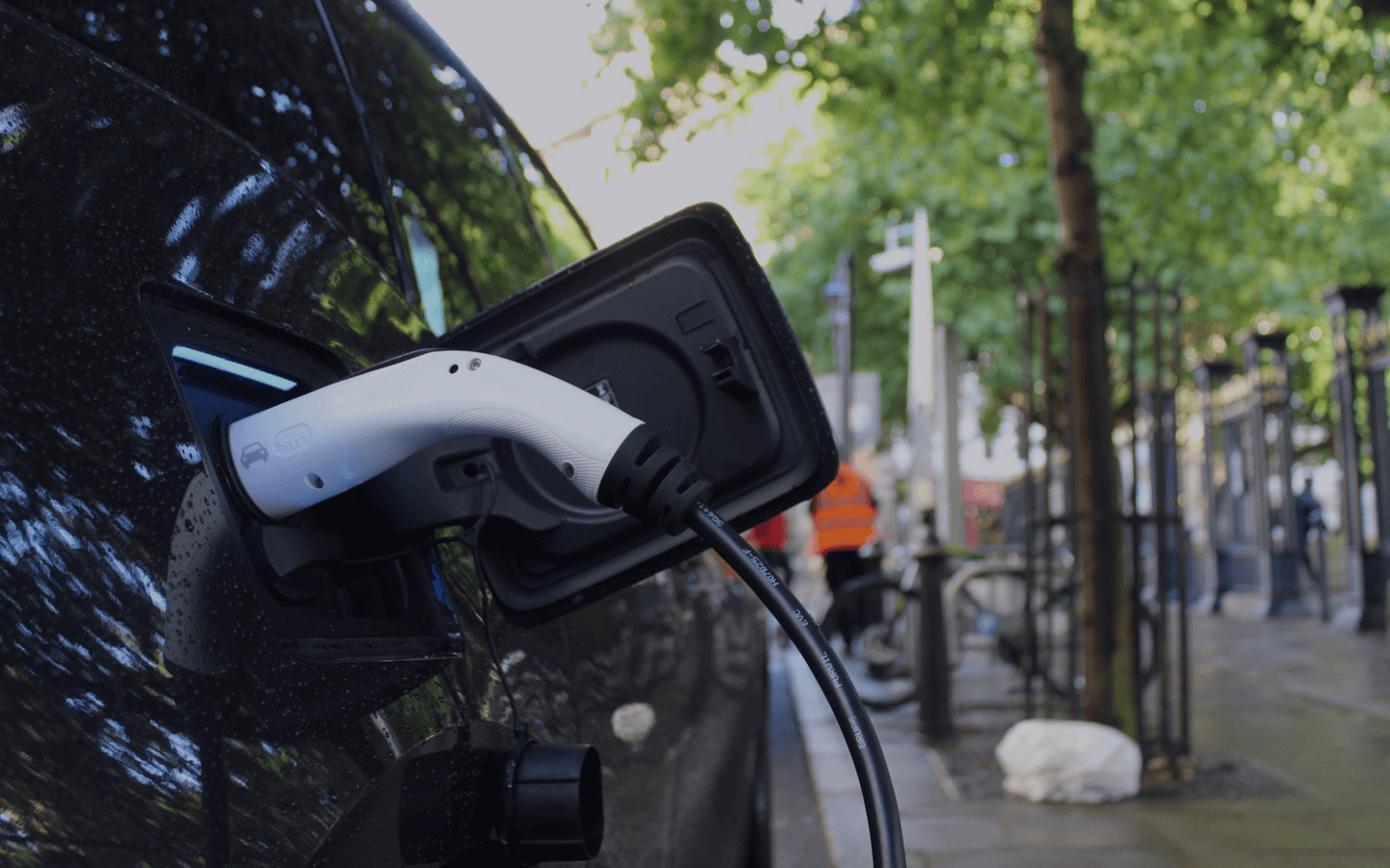 Elektriauto laadimine ühendatud kaabliga.