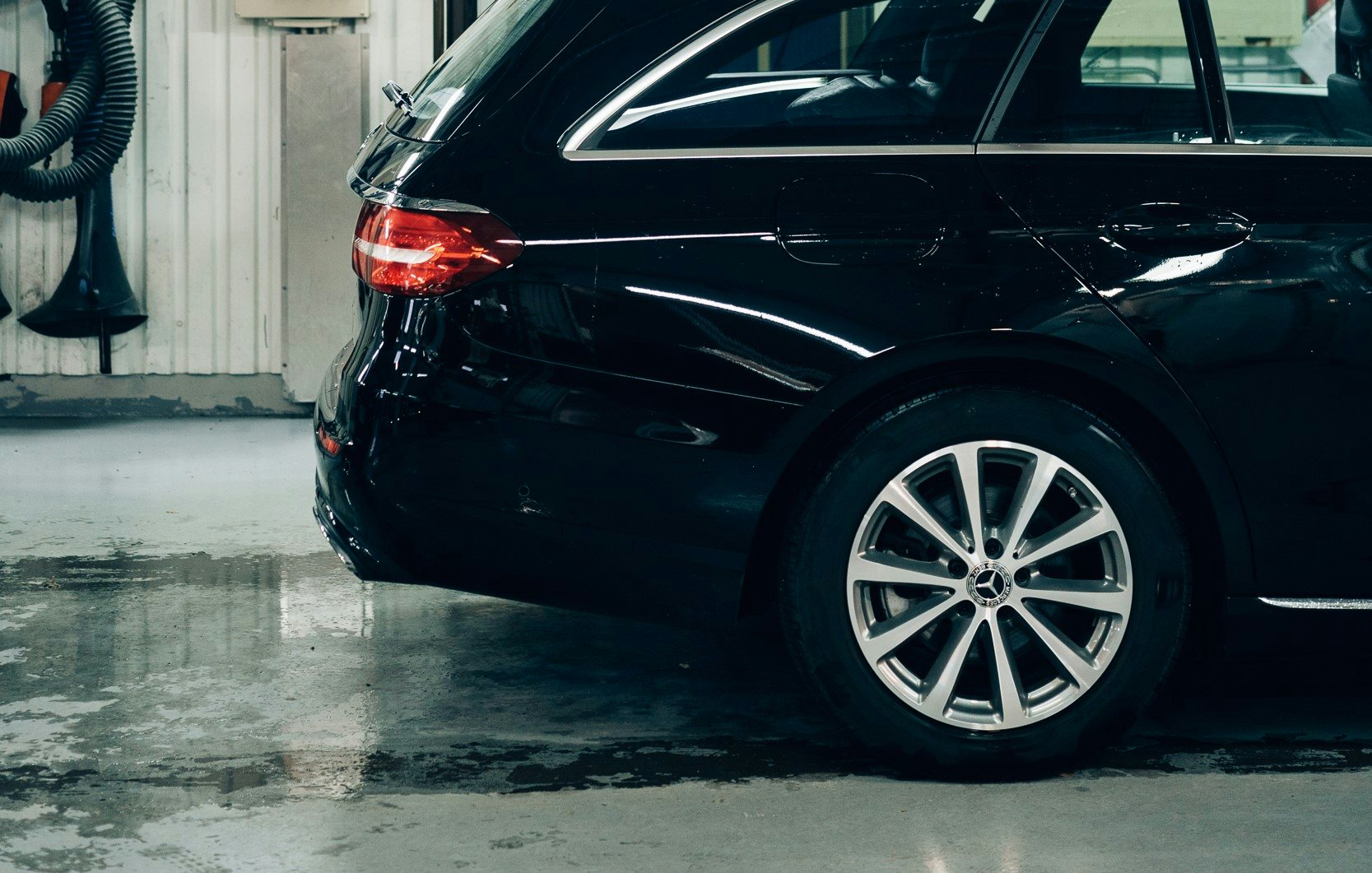 Auto tagumine osa autopesulas.