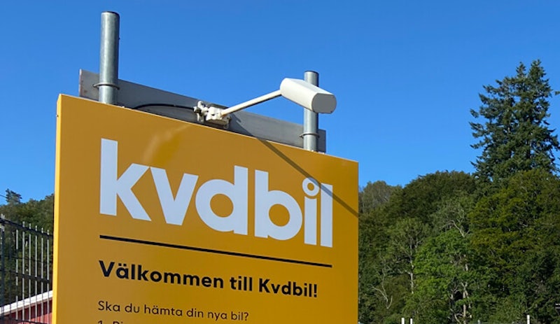 Kollane silt valge Kvdbil logo ja tekstiga &quot;Tere tulemast Kvdbil !&quot;.