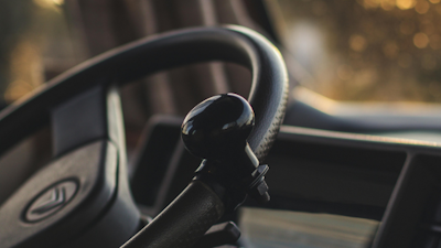 Sõidukis olev rool koos roolikuuliga.